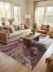 Tapis rectangulaire à motifs abstraits et fluides marron foncé, bordeaux et blanc crème, couvrant le sol d'un salon moderne