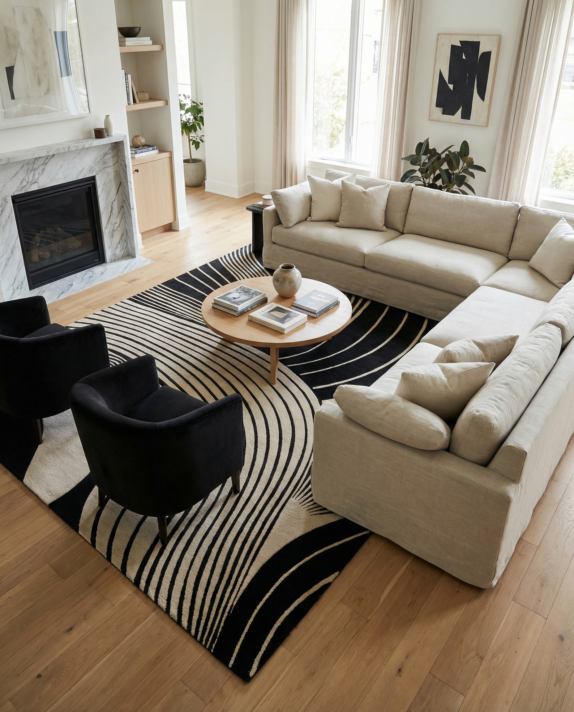 Tapis rectangulaire noir et beige crée une ambiance moderne dans la pièce. Le contraste des couleurs est saisissant