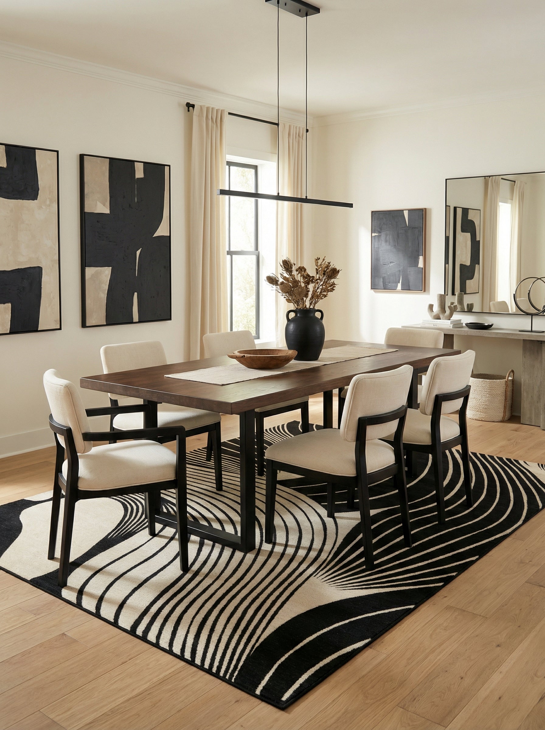 Tapis rectangulaire noir et beige sous la table à manger, définissant l'espace repas, ambiance conviviale