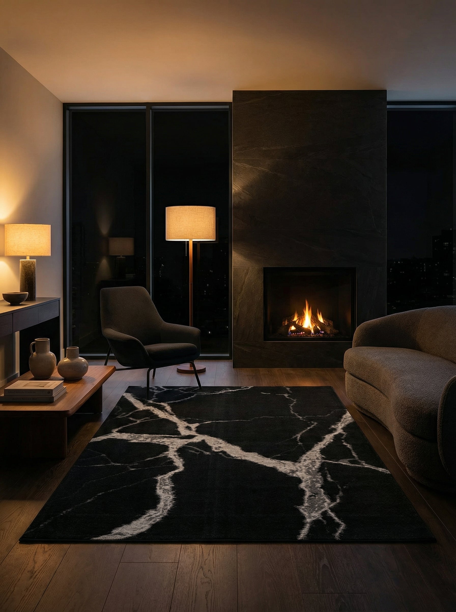 Tapis rectangulaire noir et blanc dans une pièce tamisée. Éclairage doux, ambiance chaleureuse