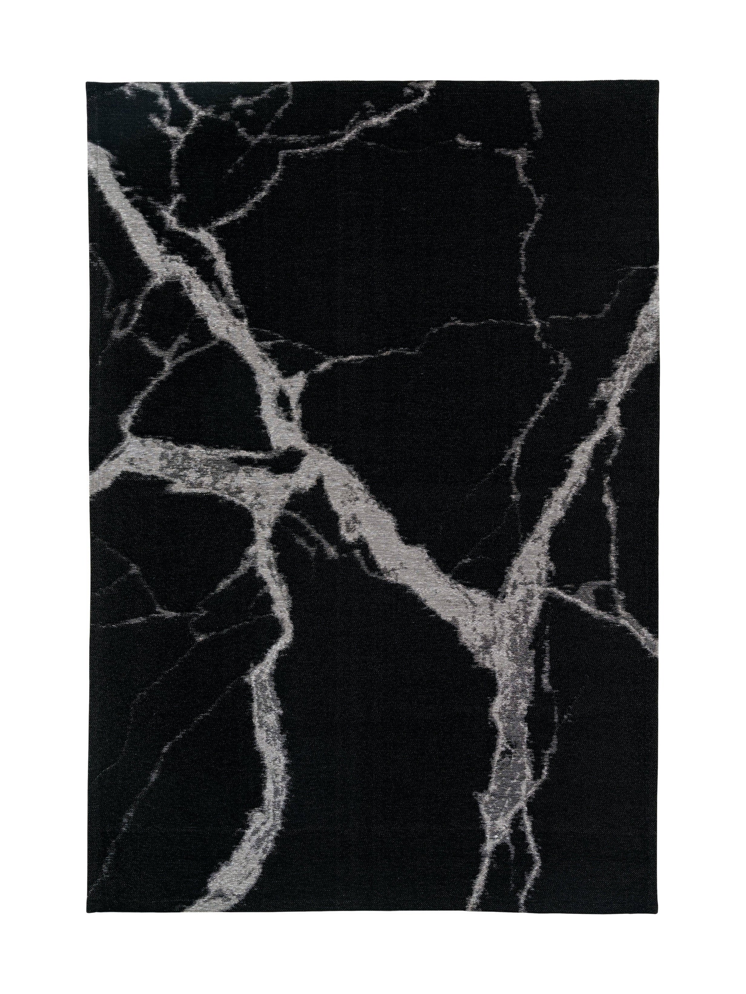 Tapis rectangulaire noir avec motif veiné gris clair, ambiance moderne