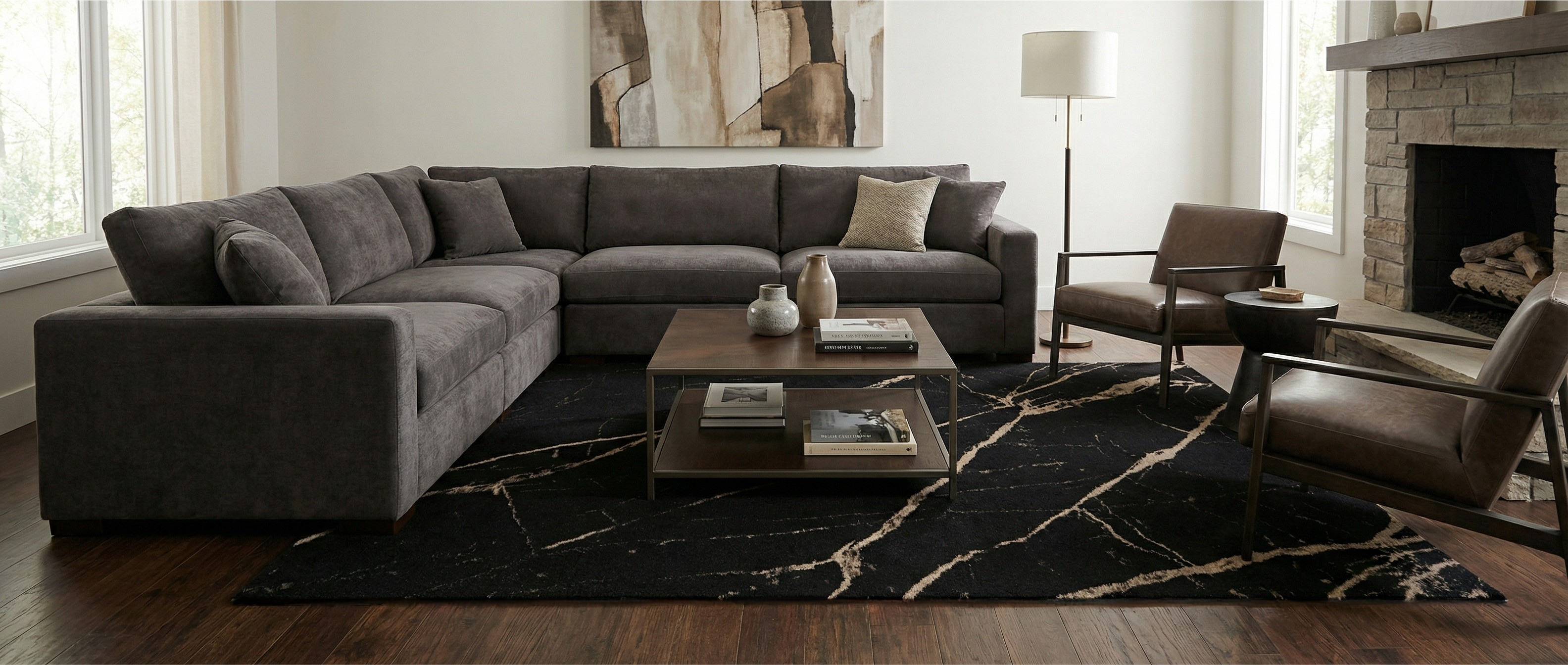 Le tapis noir rectangulaire transforme la pièce. L'ambiance est harmonisée par les couleurs et le style