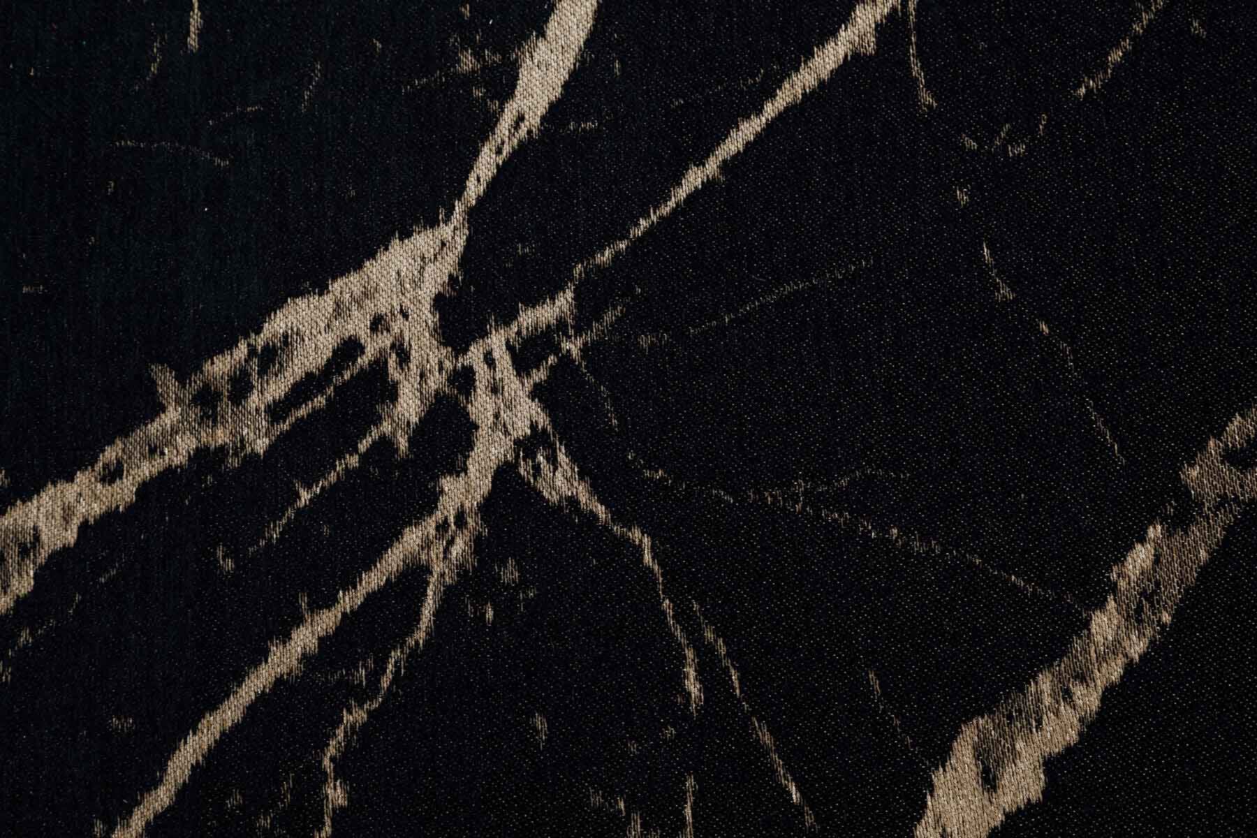 Gros plan sur un tapis moderne noir et ocre avec une texture de fibres ressemblant à du marbre veiné, pour un style contemporain.