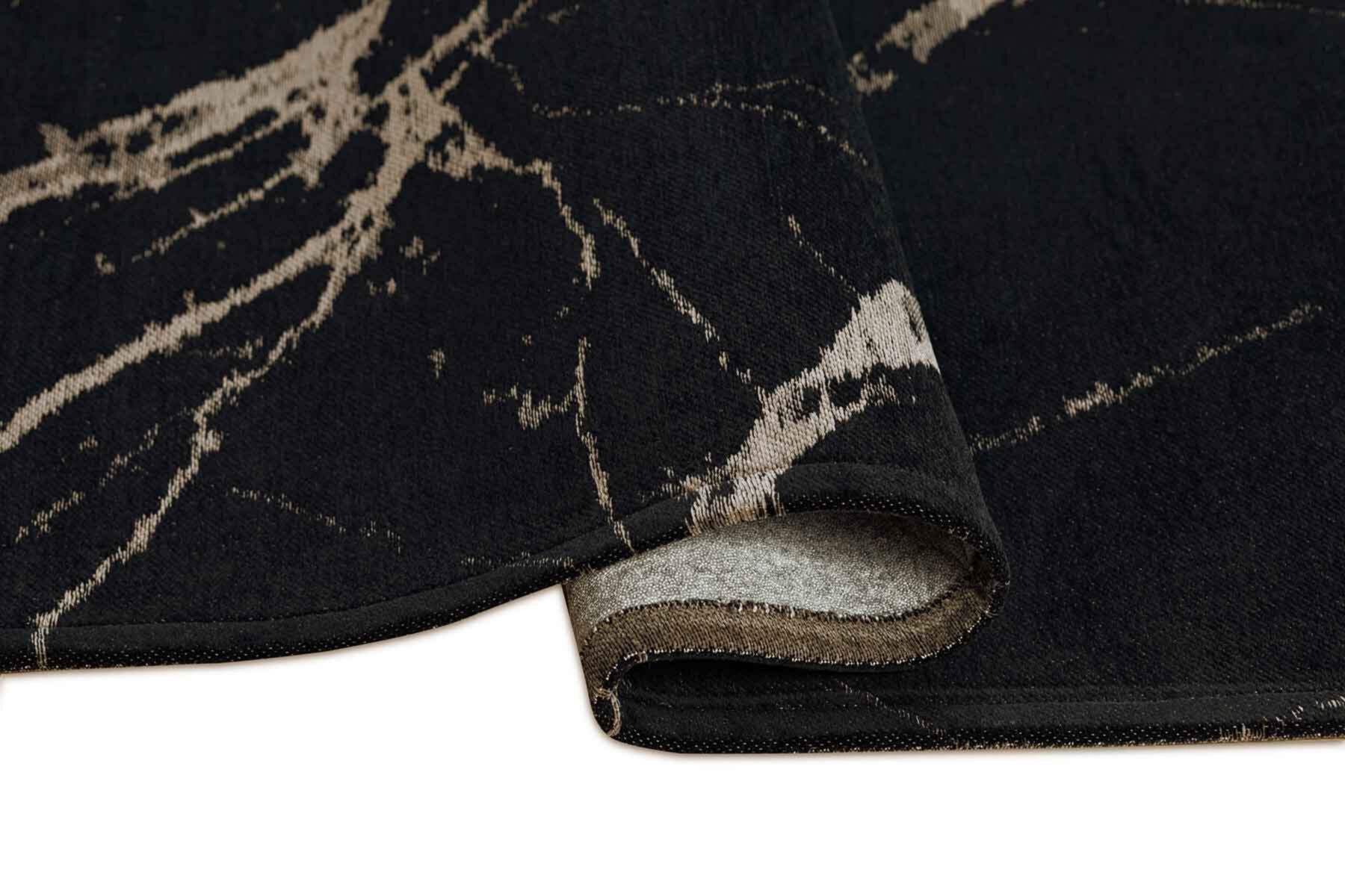 Tapis noir avec motifs beiges, densité et moelleux apparents, confort visuel