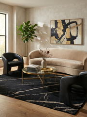 Tapis rectangulaire noir et beige, ambiance sophistiquée. Harmonie avec le décor clair, crée un contraste élégant dans le