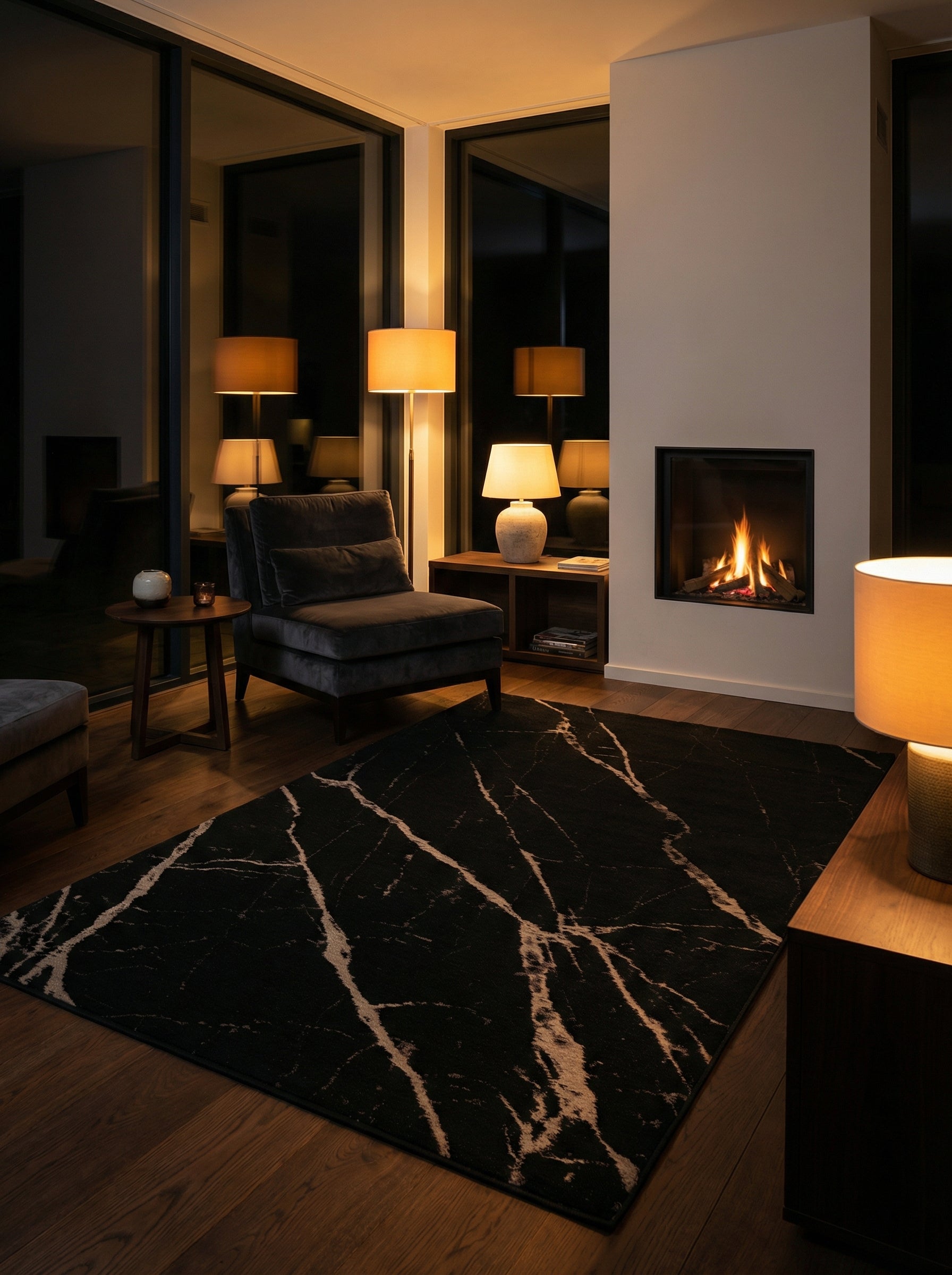 Tapis rectangulaire noir veiné clair, éclairage doux, ambiance feutrée dans la pièce