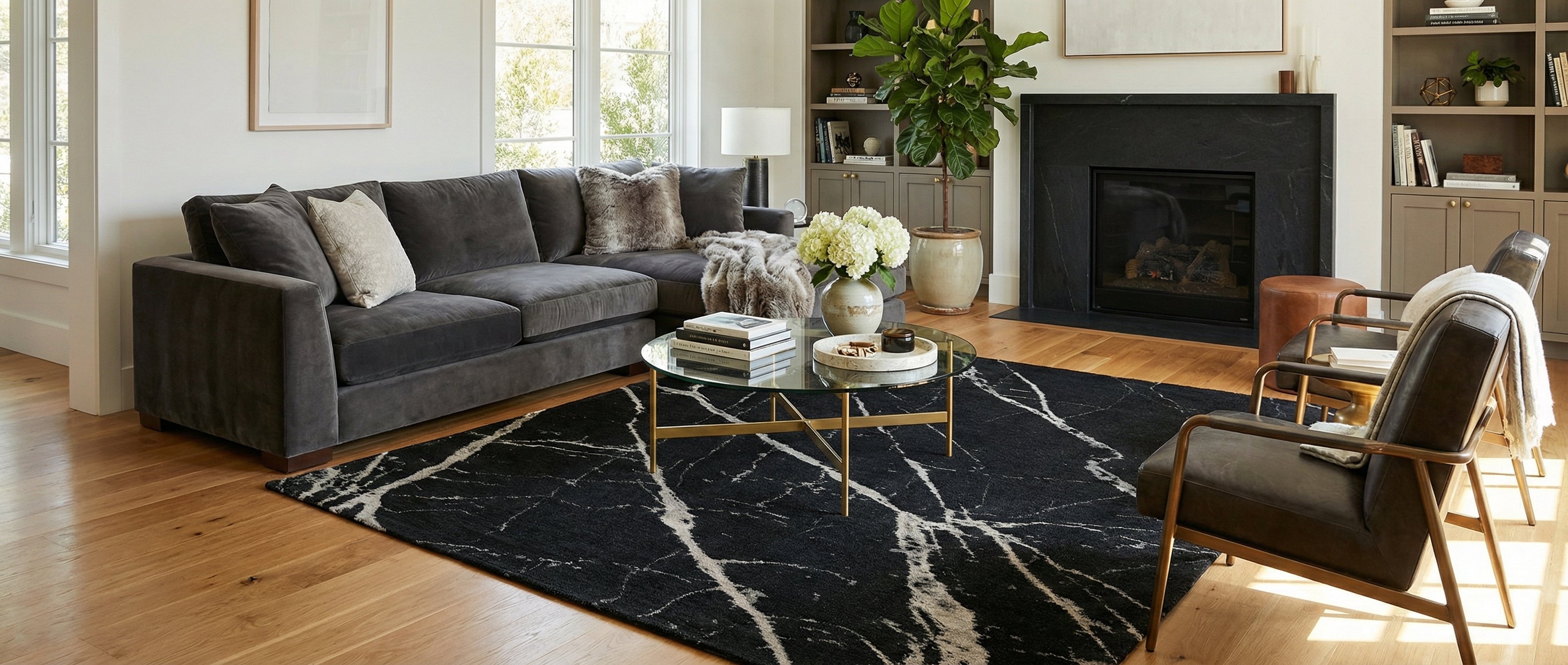 Le tapis noir rectangulaire transforme la pièce. L'ambiance est harmonisée par les couleurs et le style