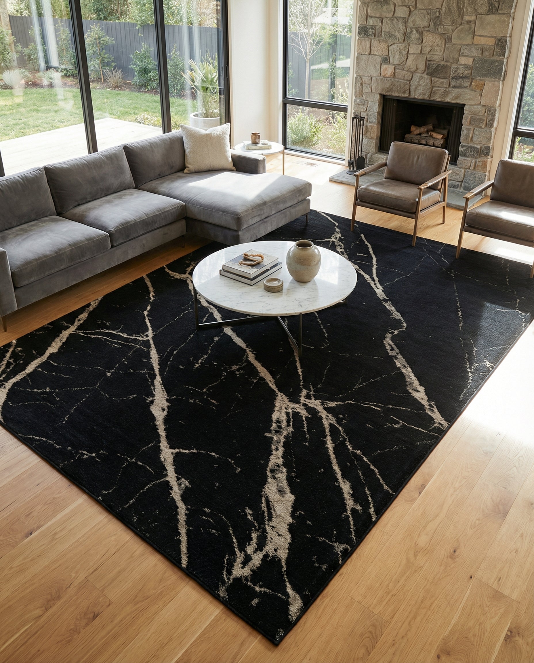 Tapis rectangulaire noir et beige dans une pièce chaleureuse. Il définit l'espace et ajoute une touche d'élégance