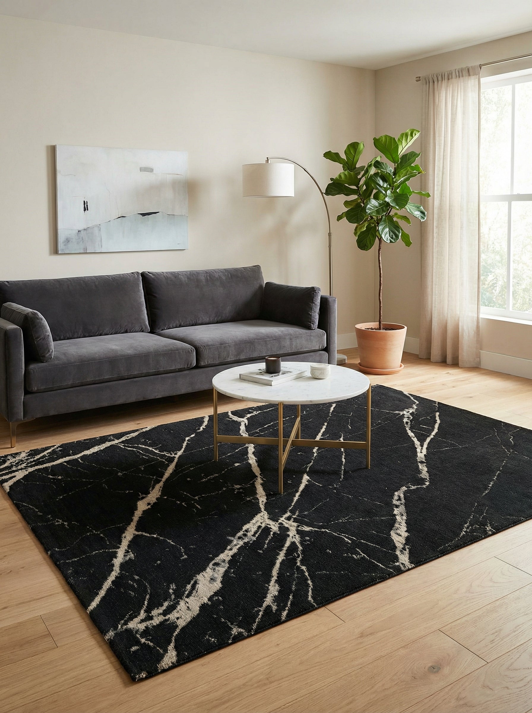Tapis rectangulaire noir et beige, ambiance sophistiquée. Harmonie avec le décor clair, crée un contraste élégant dans le