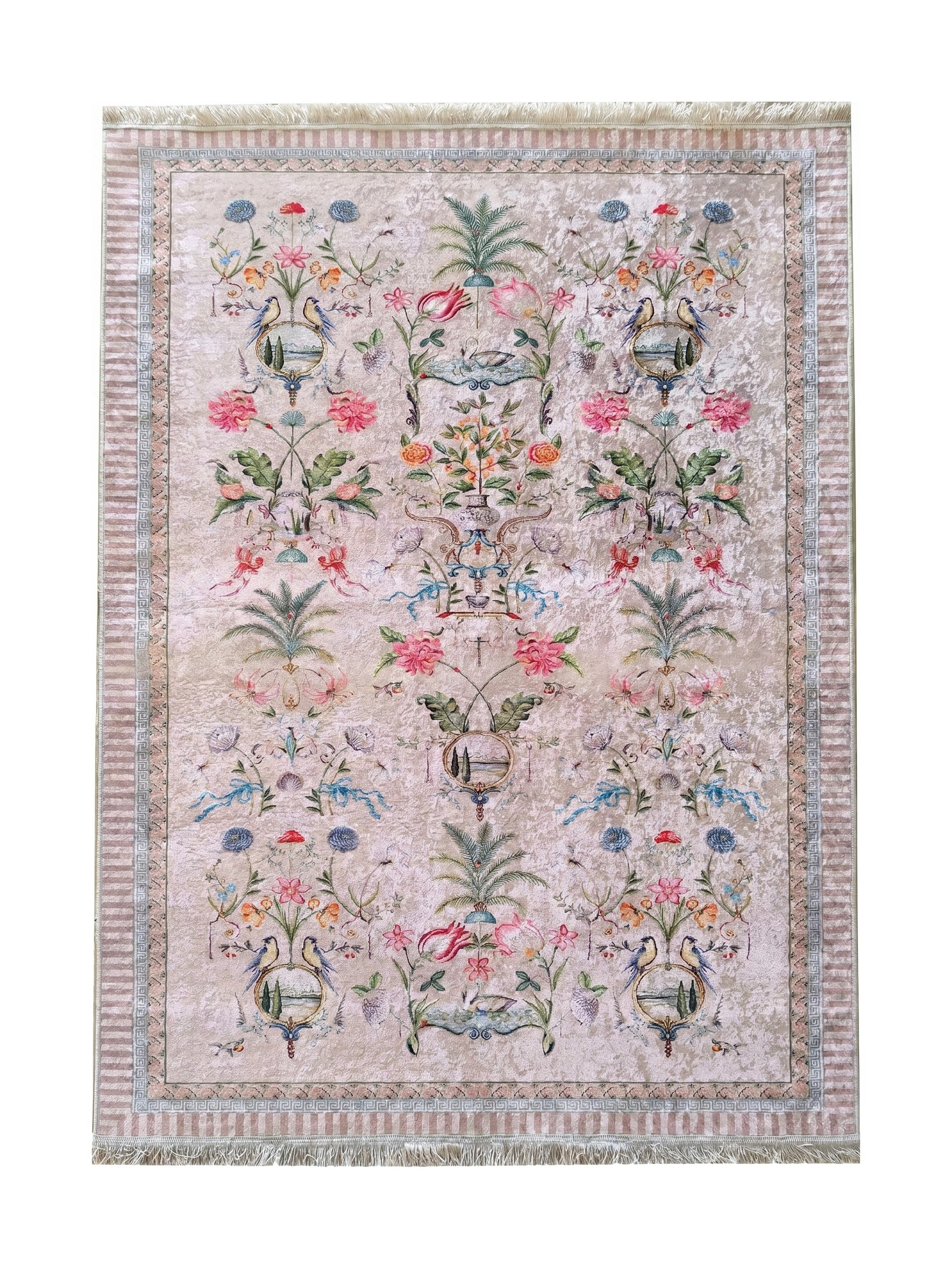 Tapis beige clair à l'aspect vieilli, orné de motifs floraux et animaliers symétriques très colorés, d'une bordure géométrique et de franges