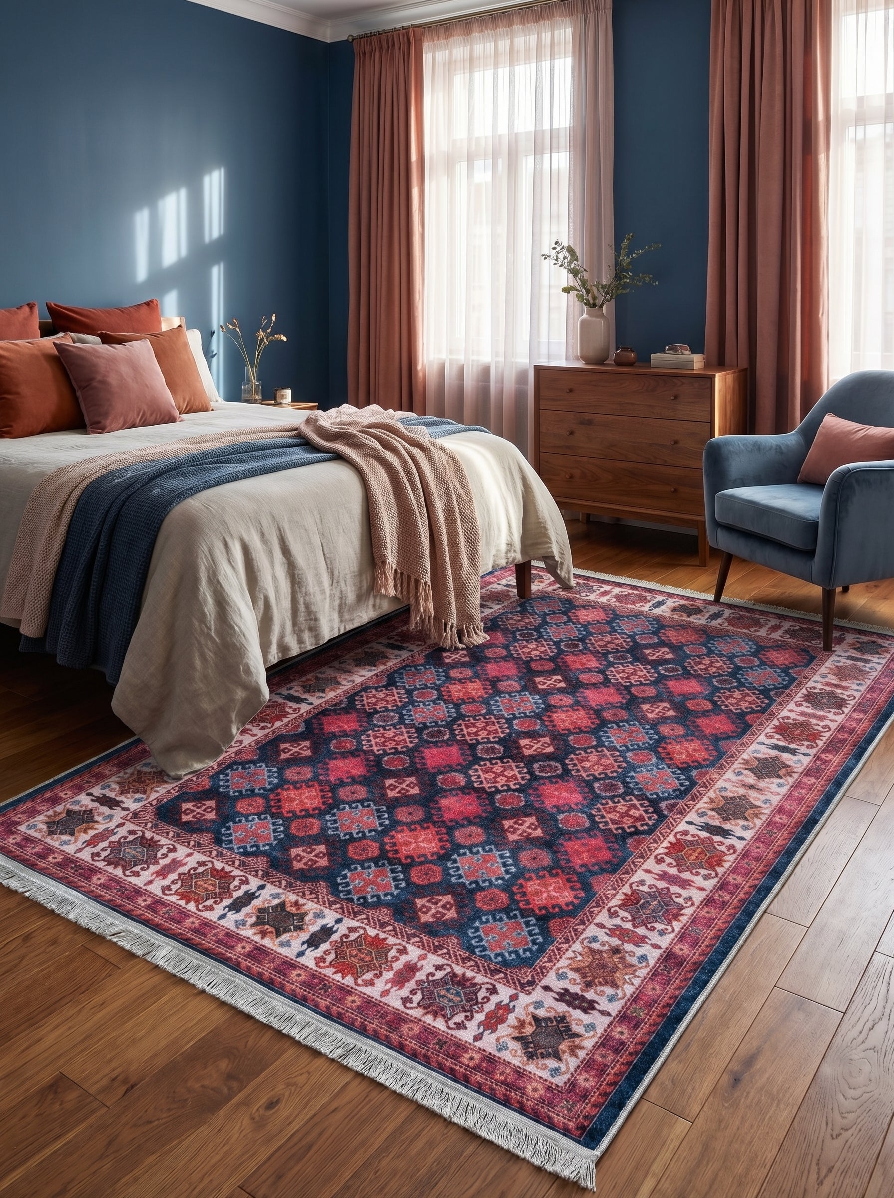 Tapis rectangulaire à motifs complexes géométriques rouge, bleu marine et crème, avec des franges, dans une chambre décorée