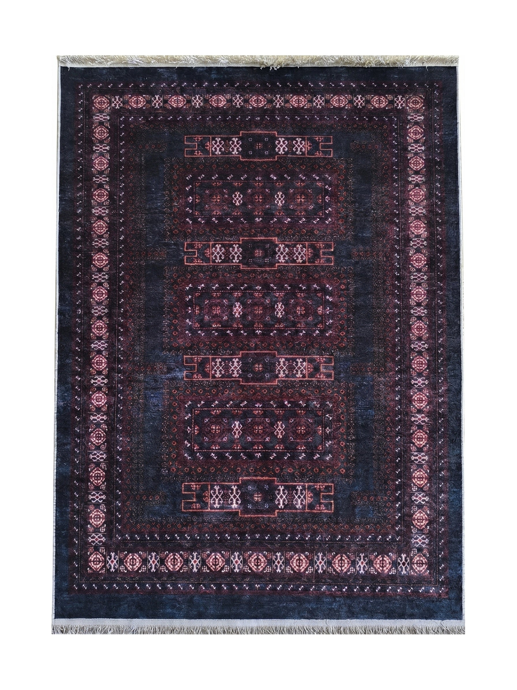 Tapis à motifs géométriques bordeaux et rosés sur un fond bleu marine profond, orné de franges claires