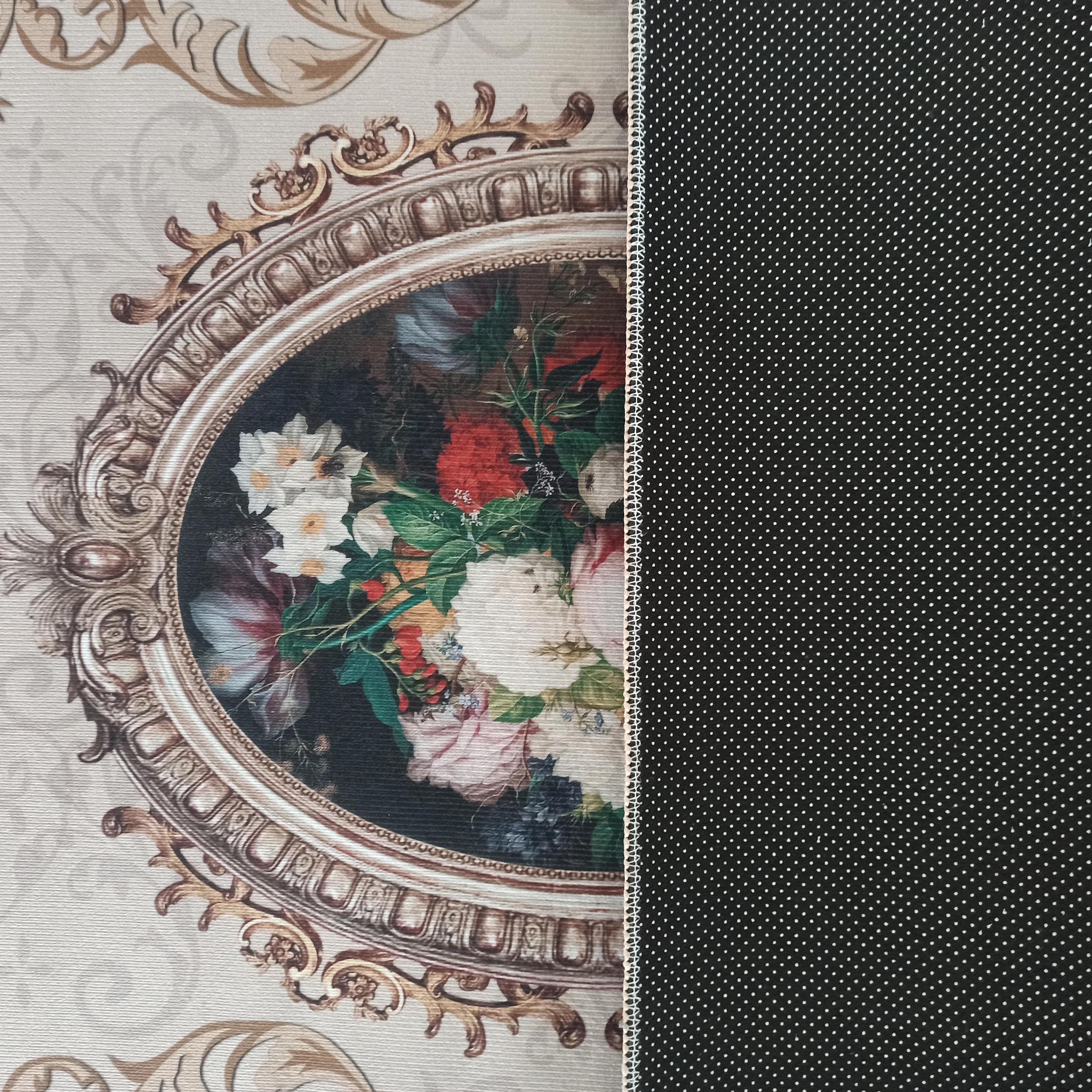 Tapis orné d'un motif baroque doré avec des fleurs colorées sur fond beige à volutes. L'envers est noir à pois blancs