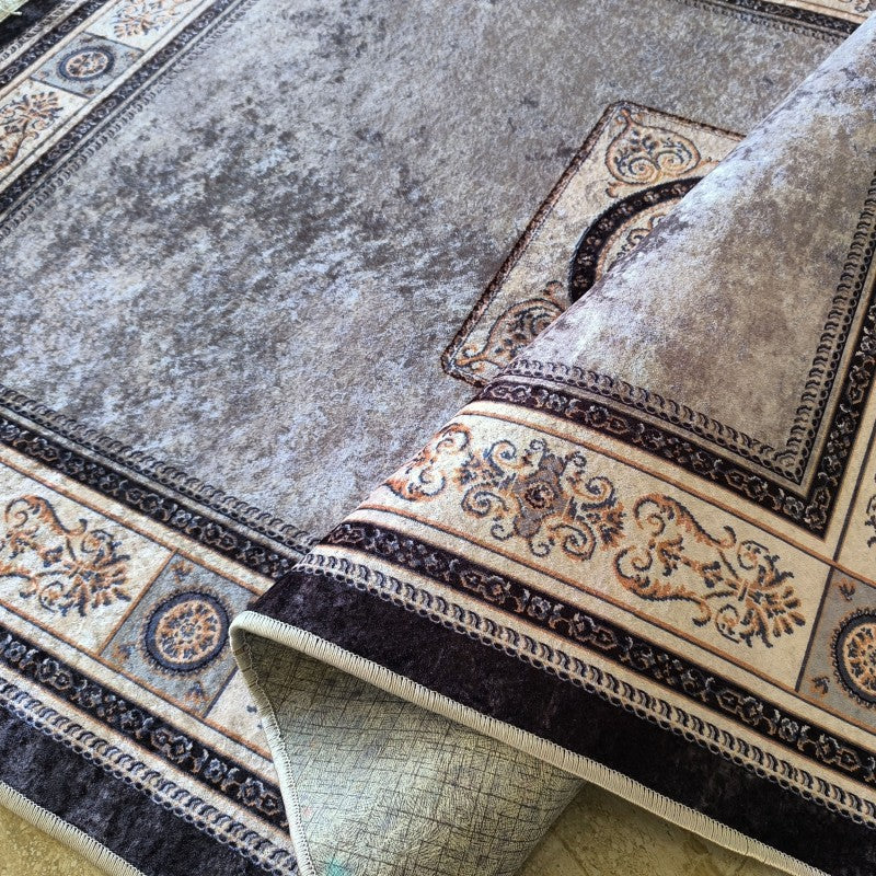 Tapis enroulé avec un motif central gris et blanc délavé et une bordure ornementale beige et marron à motifs classiques