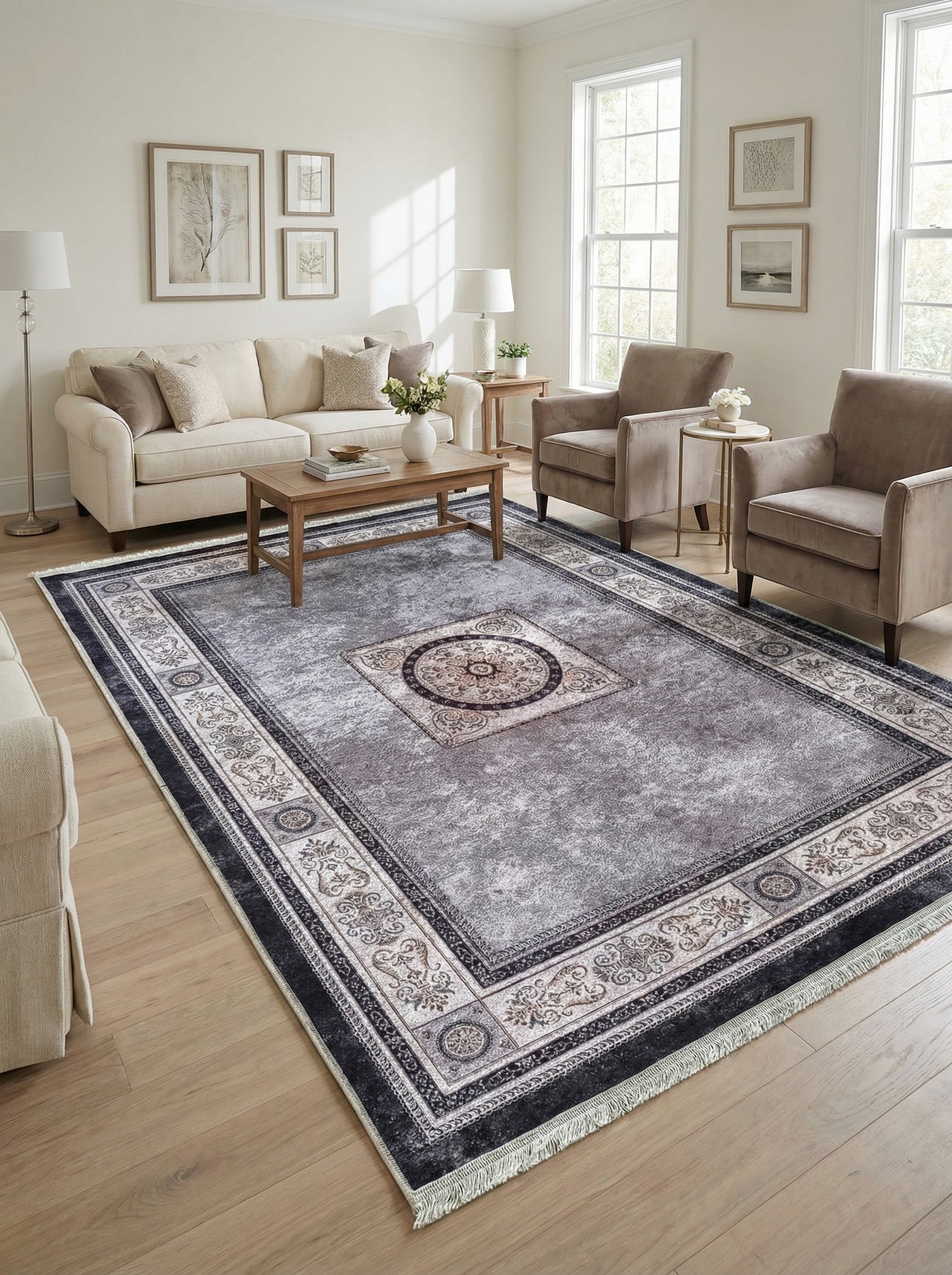 Tapis rectangulaire gris vieilli avec motifs floraux beiges et bordure foncée, à franges, dans un salon