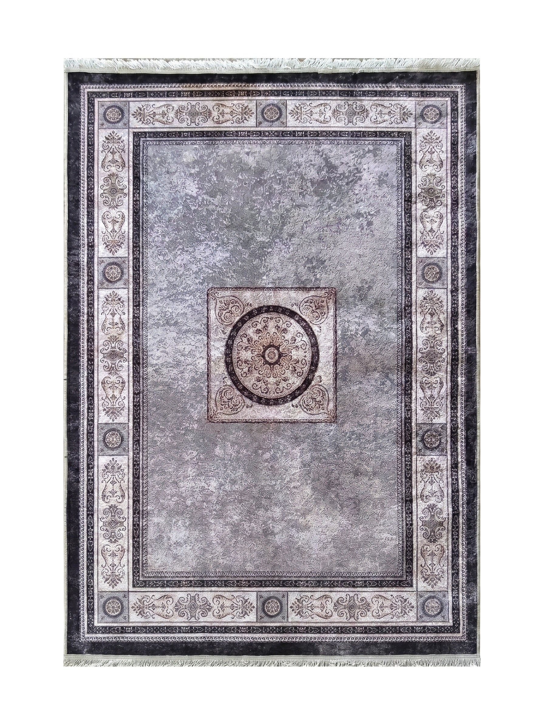 Tapis rectangulaire gris avec un motif central en médaillon et une bordure ornée de volutes et motifs géométriques noirs et beiges