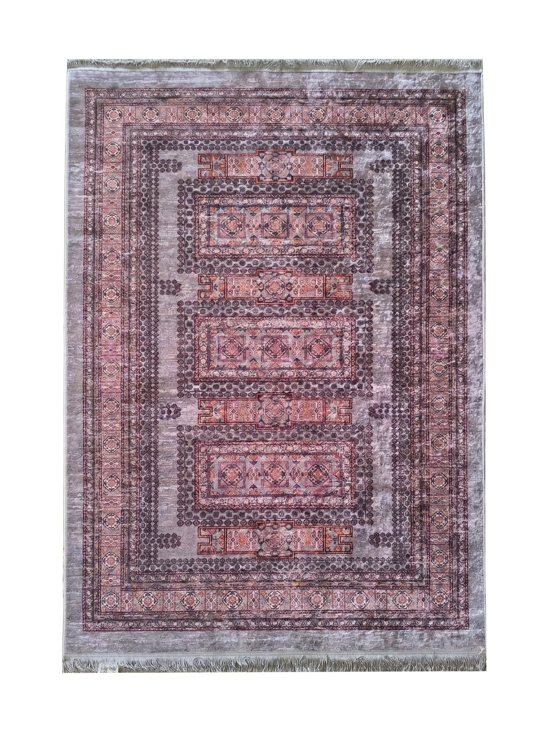 Tapis rectangulaire aux motifs géométriques complexes en gris, rouge, terracotta et noir, encadrés de bordures. Des franges sont visibles