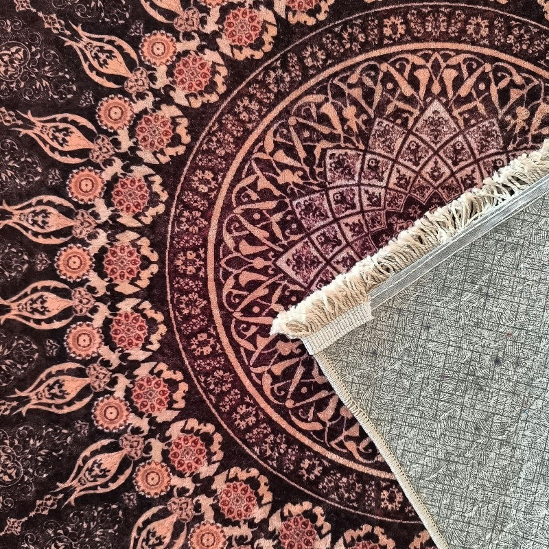 Tapis moelleux bordeaux et rose orné de motifs floraux et mandalas, avec franges et envers antidérapant gris