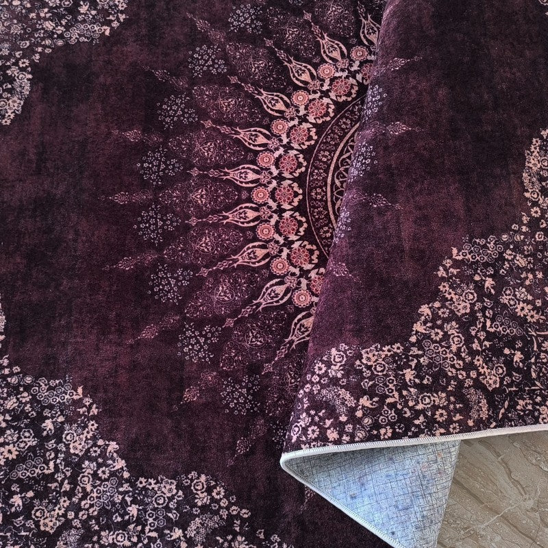 Tapis velouté violet foncé aux motifs orientaux floraux rose pâle et médaillon central détaillé