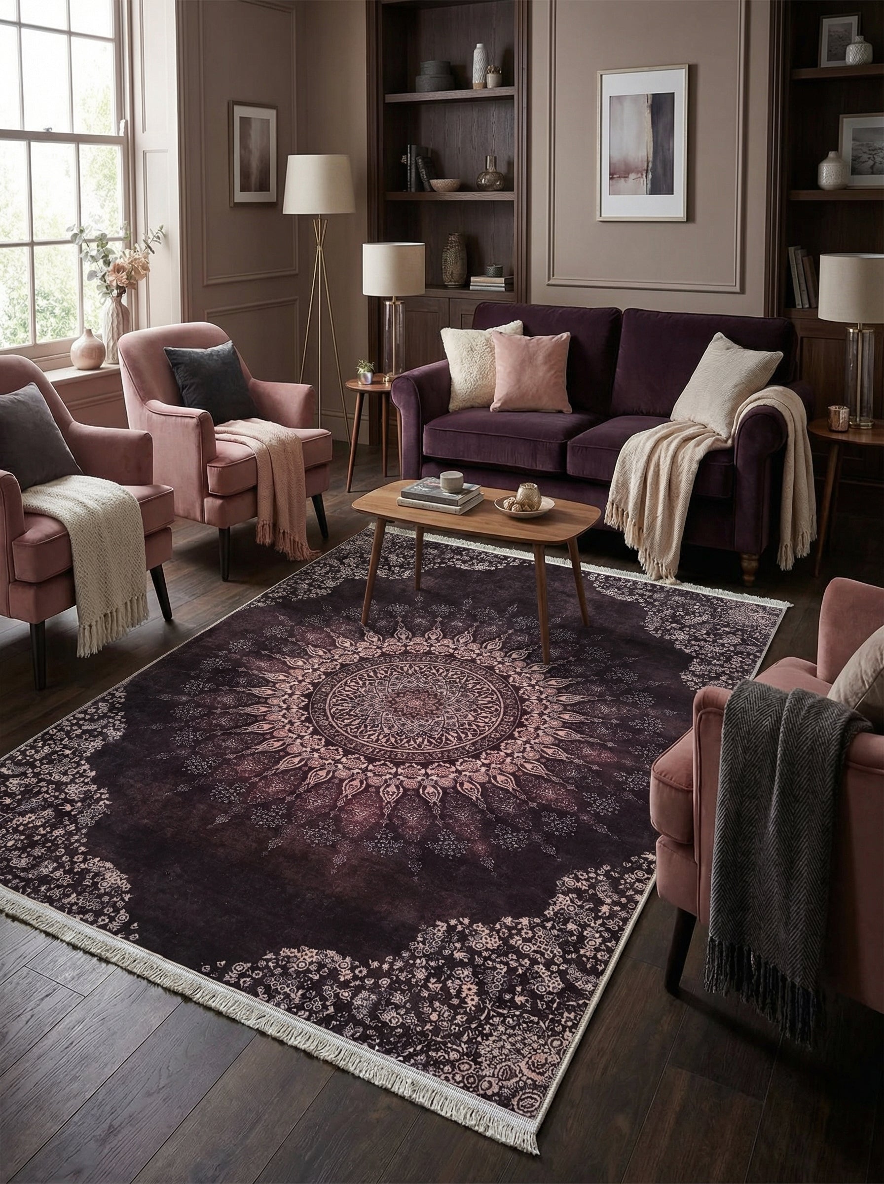 Tapis rectangulaire à poils doux, aubergine, avec un grand médaillon central et des motifs floraux rosés, dans un salon