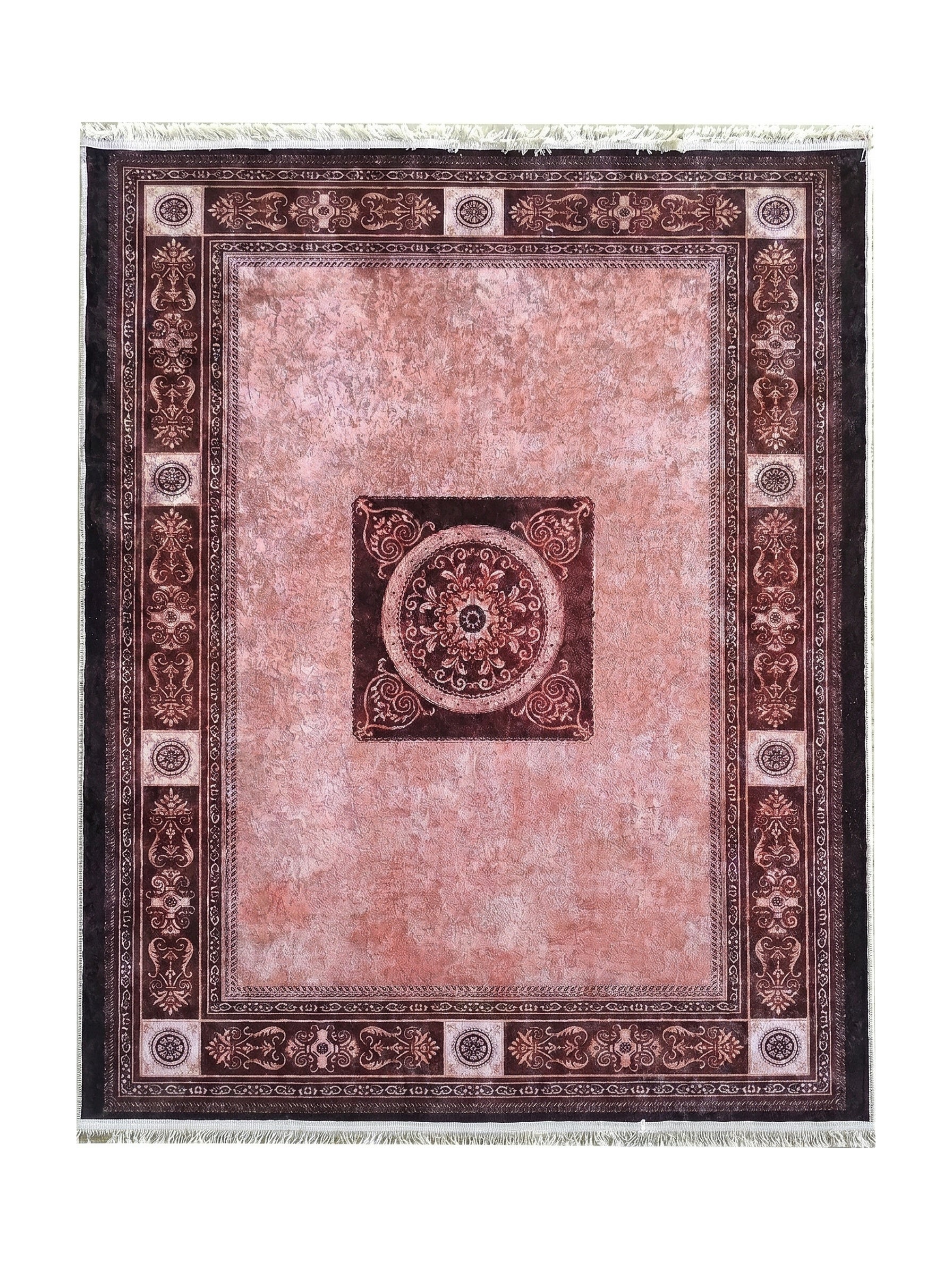 Tapis rectangulaire rose poudré et marron foncé. Son centre texturé affiche un médaillon sombre, encadré de bordures ornementales et de franges claires
