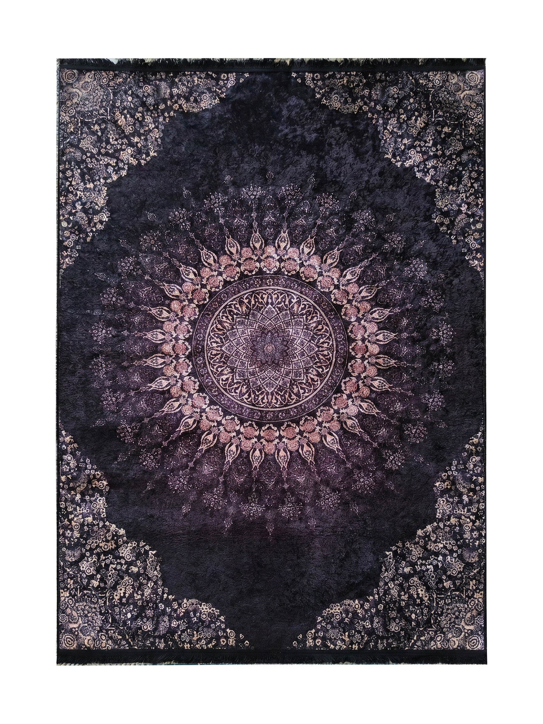 Tapis sombre orné d'un médaillon central complexe aux tons rose, crème et violet, et de motifs floraux clairs dans les coins