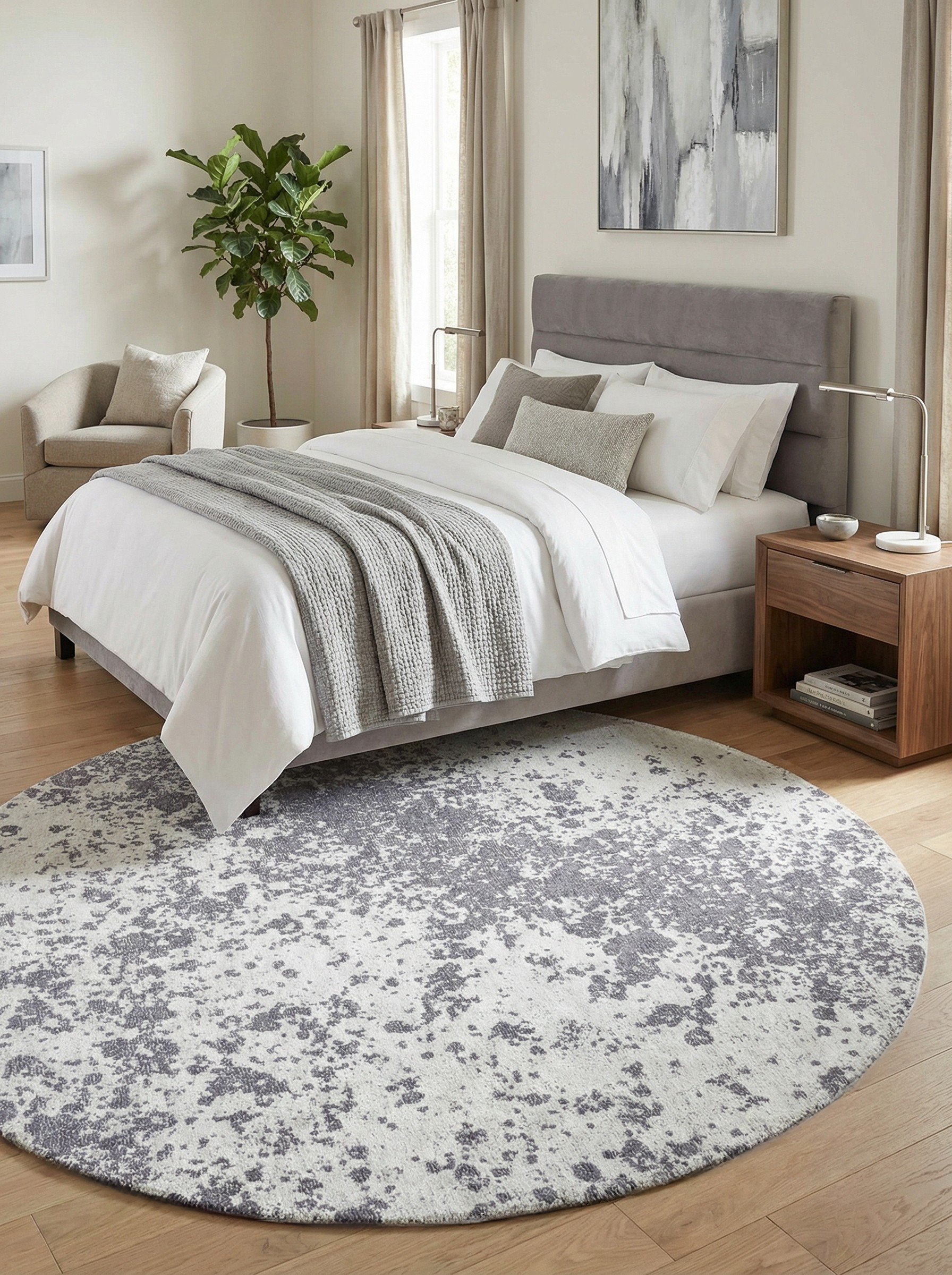 Tapis rond gris et blanc, doux et confortable dans une chambre. Ambiance reposante et chaleureuse