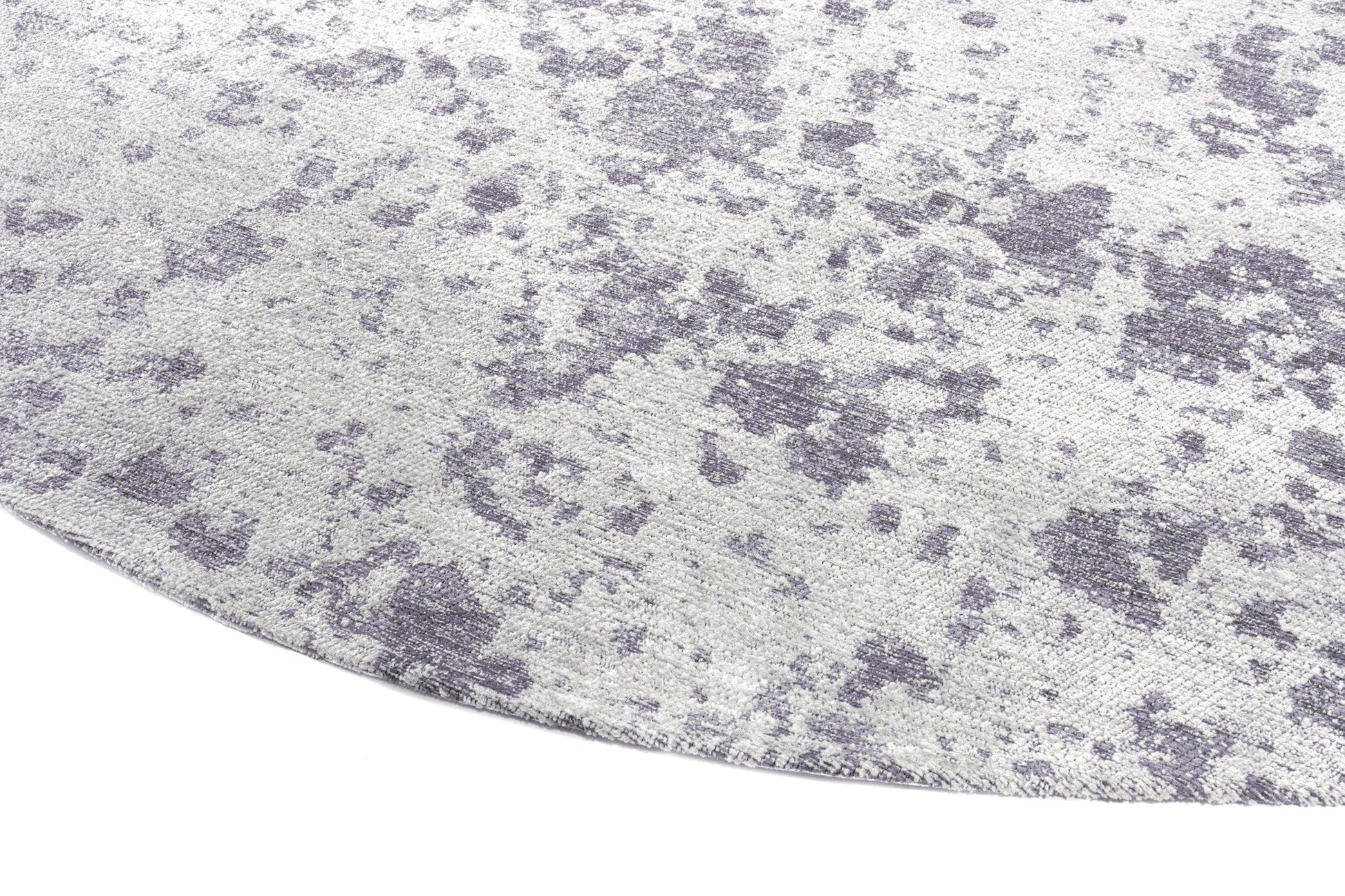 Tapis rond gris clair, tissage texturé avec des motifs irréguliers. Relief doux, aspect tactile velouté