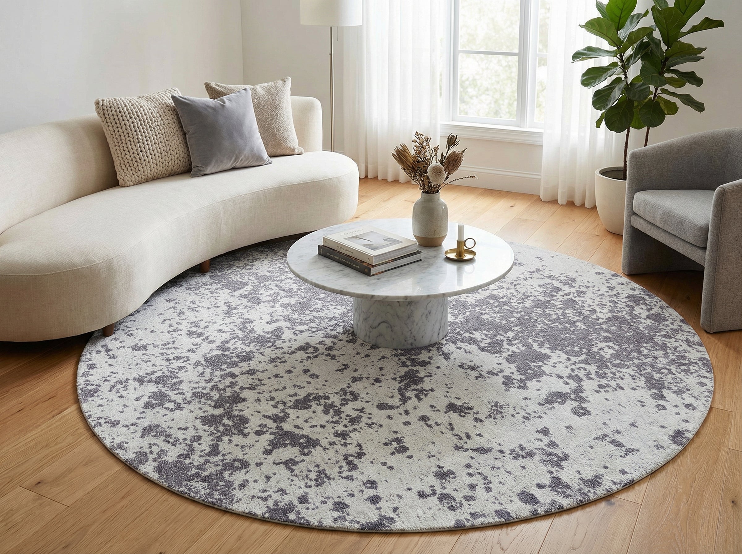 Tapis rond gris clair. Style déco épuré. Ambiance zen et chaleureuse dans le salon