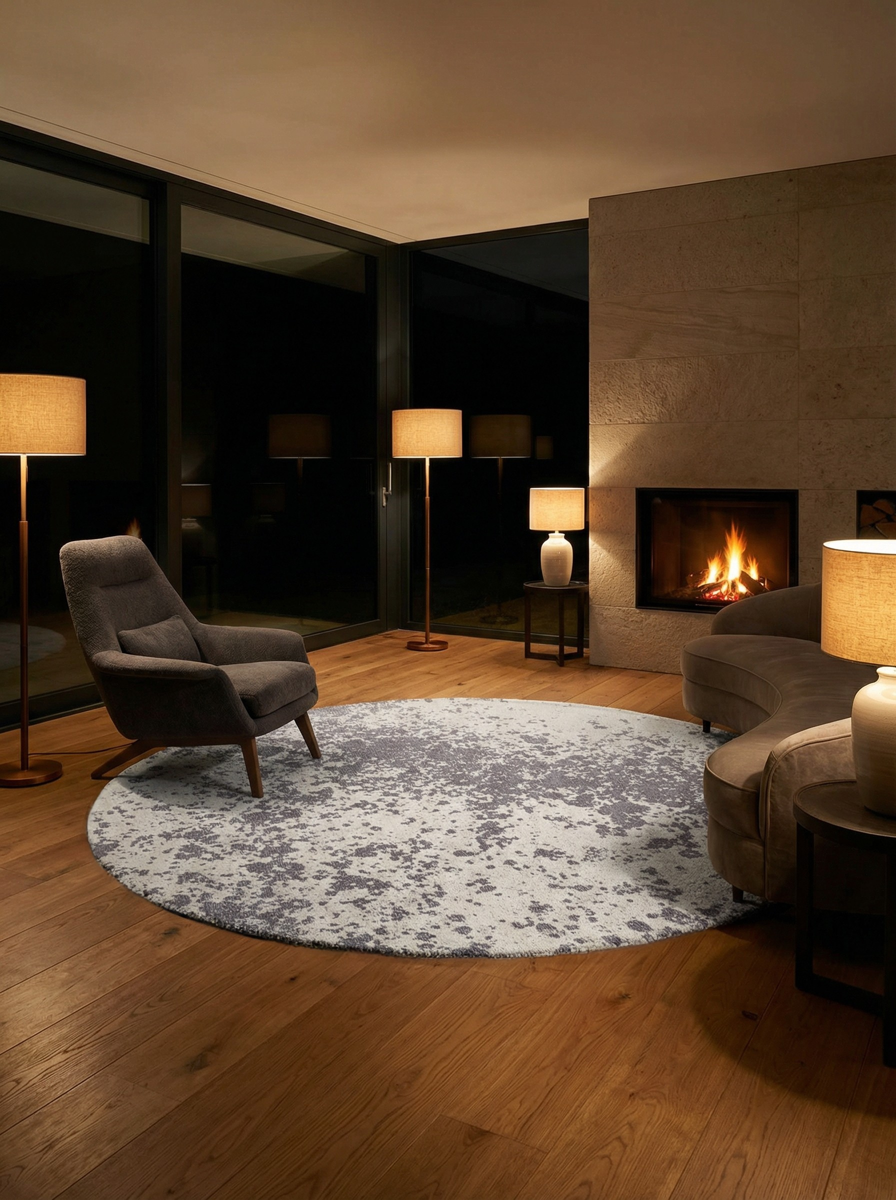 Tapis rond gris clair dans une pièce sombre, éclairage doux. Atmosphère chaleureuse