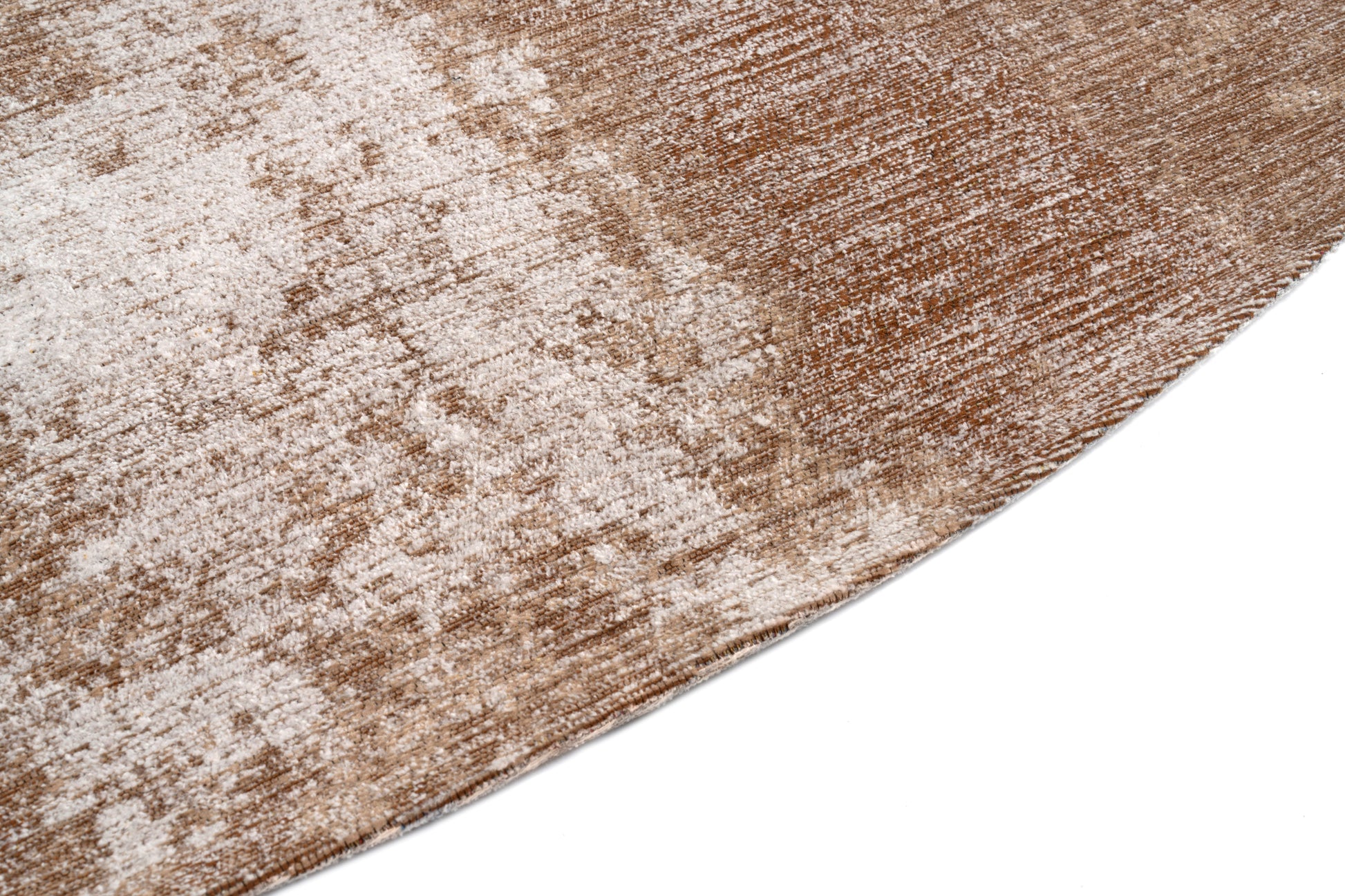 Tapis rond en tissage texturé. Relief irrégulier, aspect tactile. Tons terracotta et crème