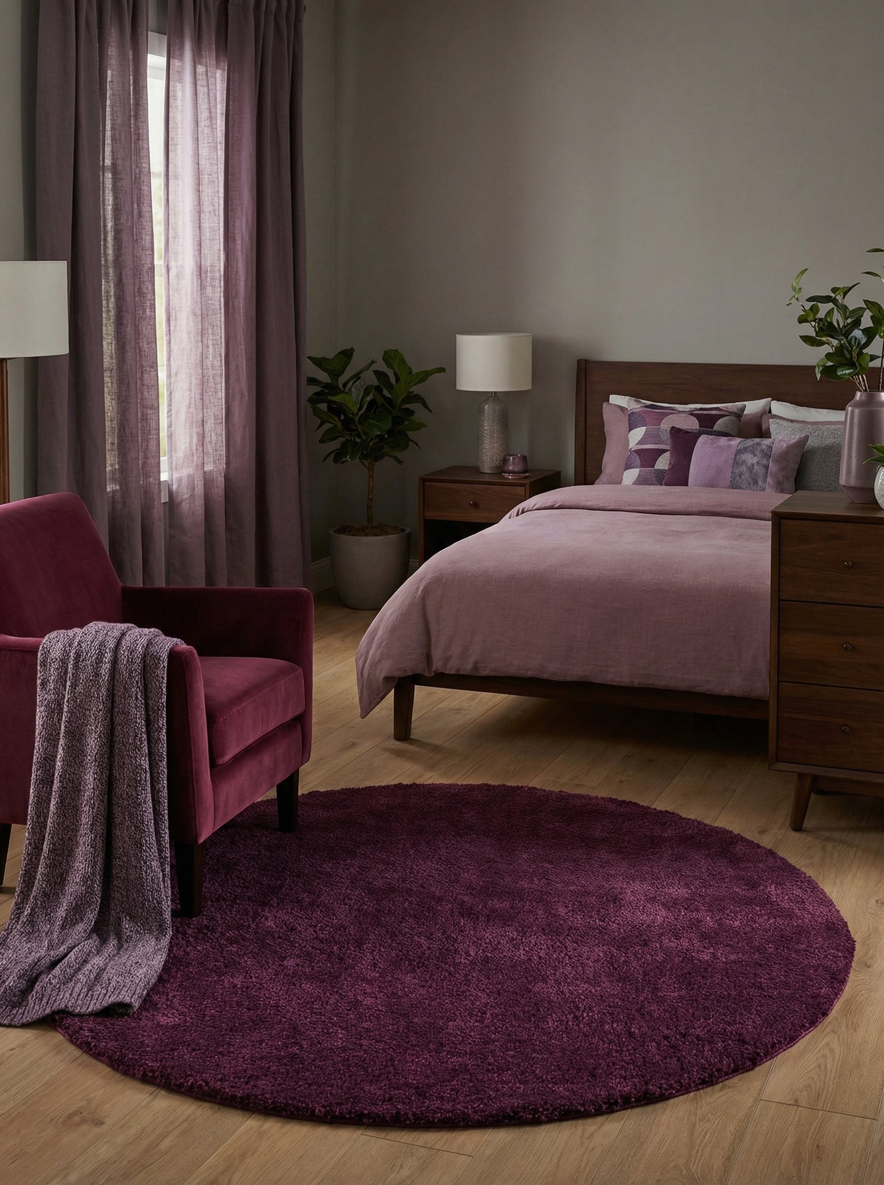 Tapis rond shaggy de couleur pourpre intense et moelleux, posé sur un parquet clair dans une chambre cosy