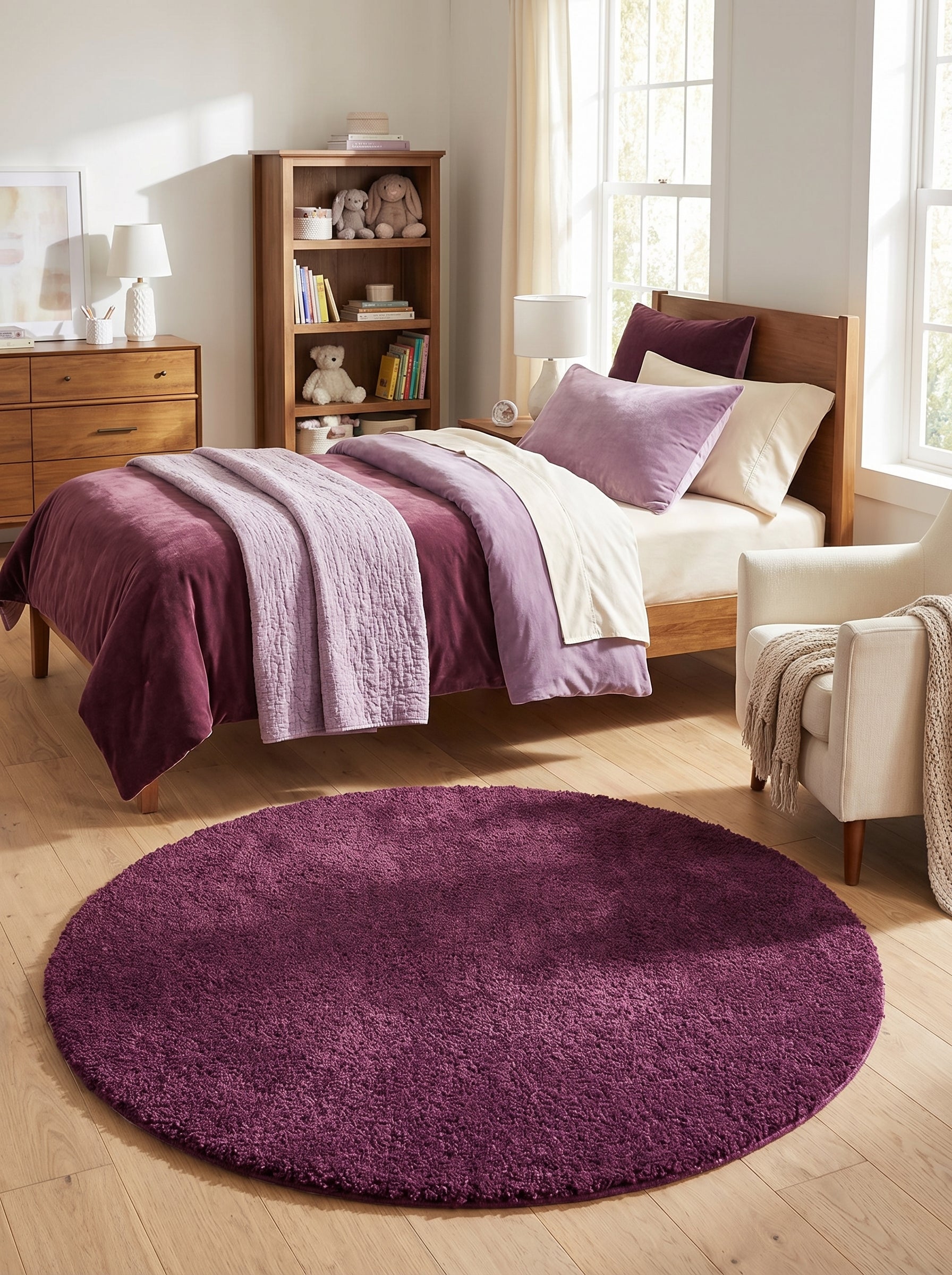 Tapis rond violet foncé à poils longs posé sur un parquet clair dans une chambre lumineuse aux tons violets et bois clair