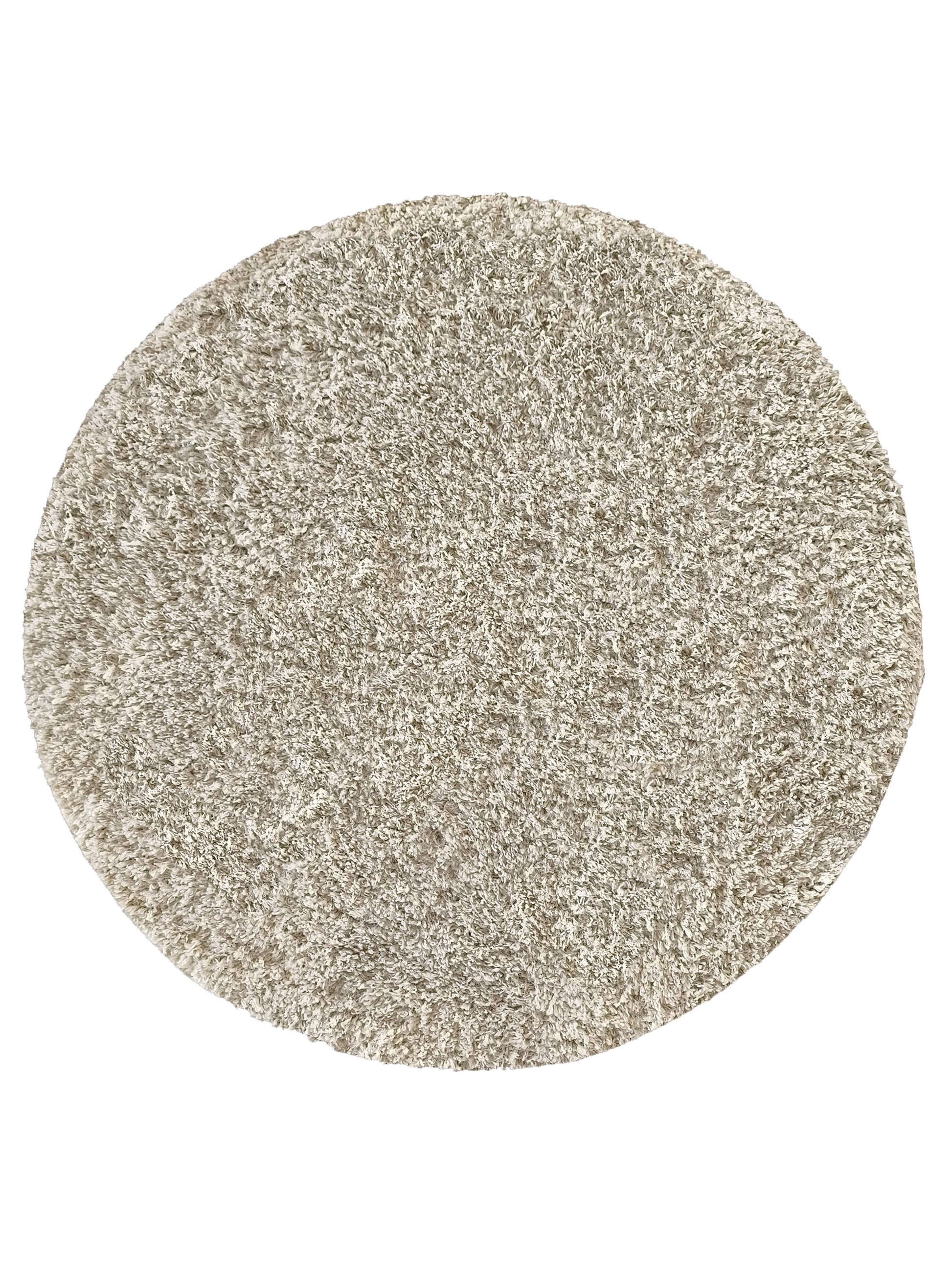 Tapis ovale à poils longs, dans des tons de beige clair et de crème, avec une texture dense et moelleuse