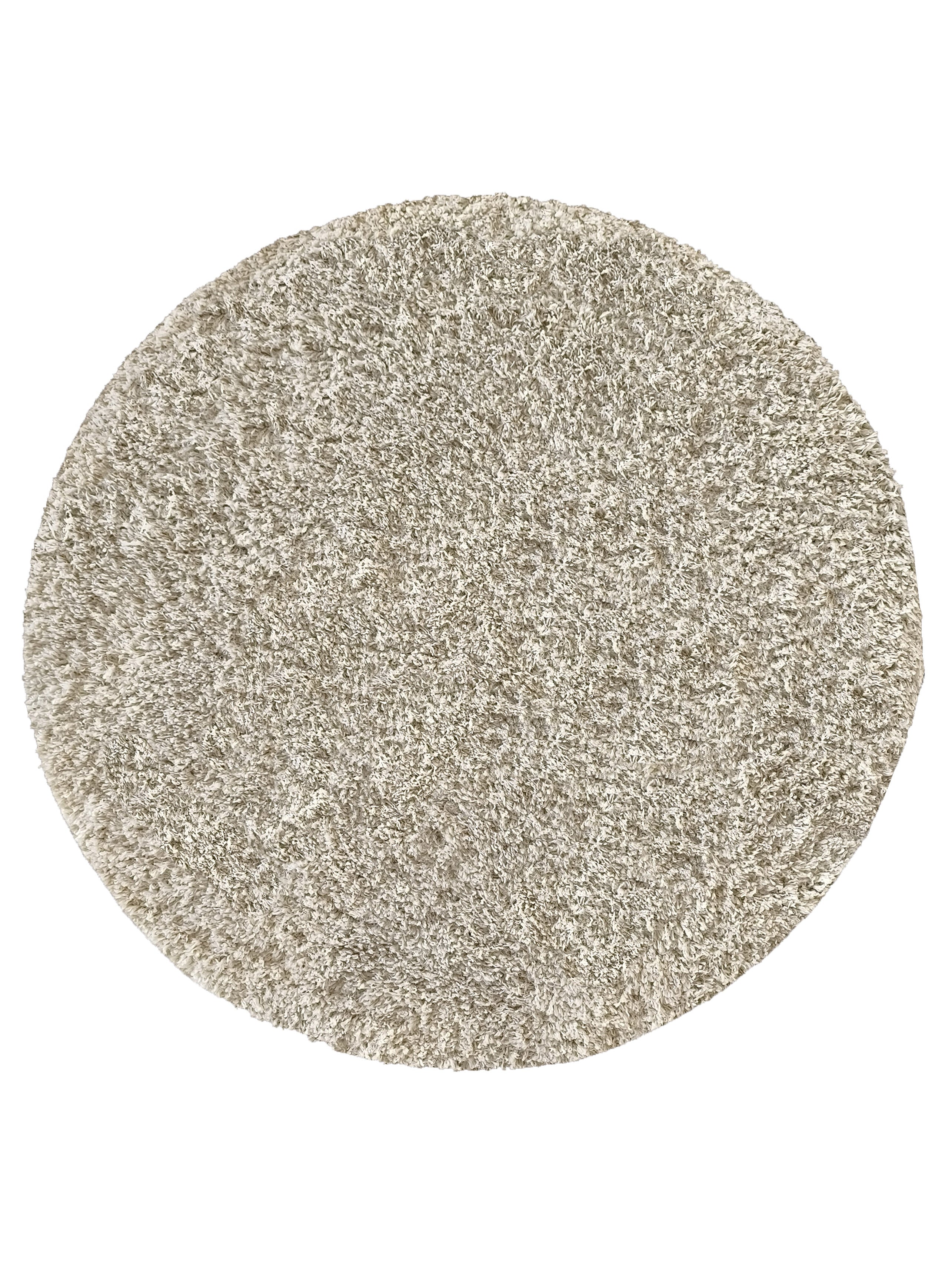 Tapis ovale à poils longs, dans des tons de beige clair et de crème, avec une texture dense et moelleuse