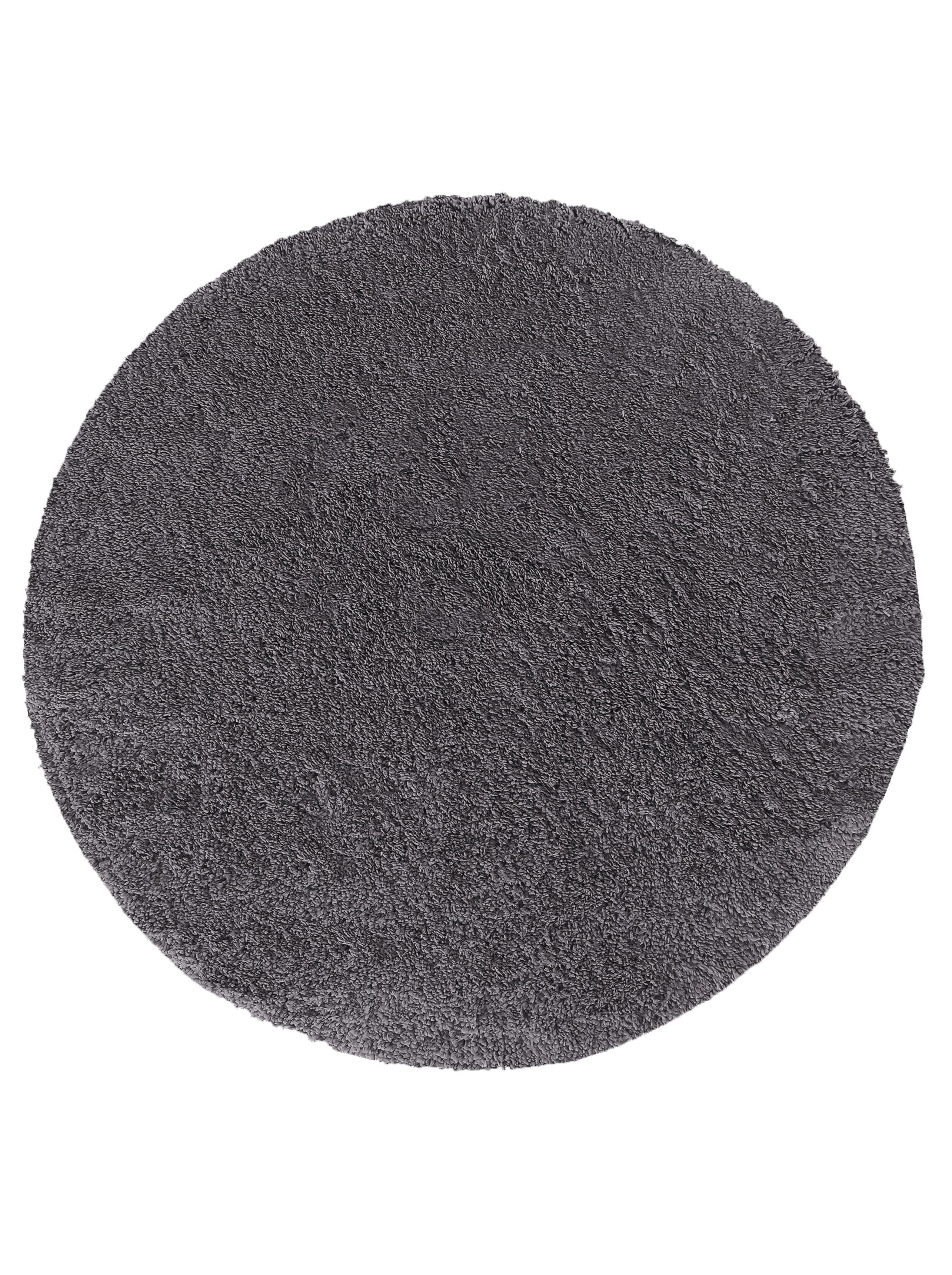 Tapis rond gris foncé en fibres longues, avec une texture dense et moelleuse rappelant de la fourrure