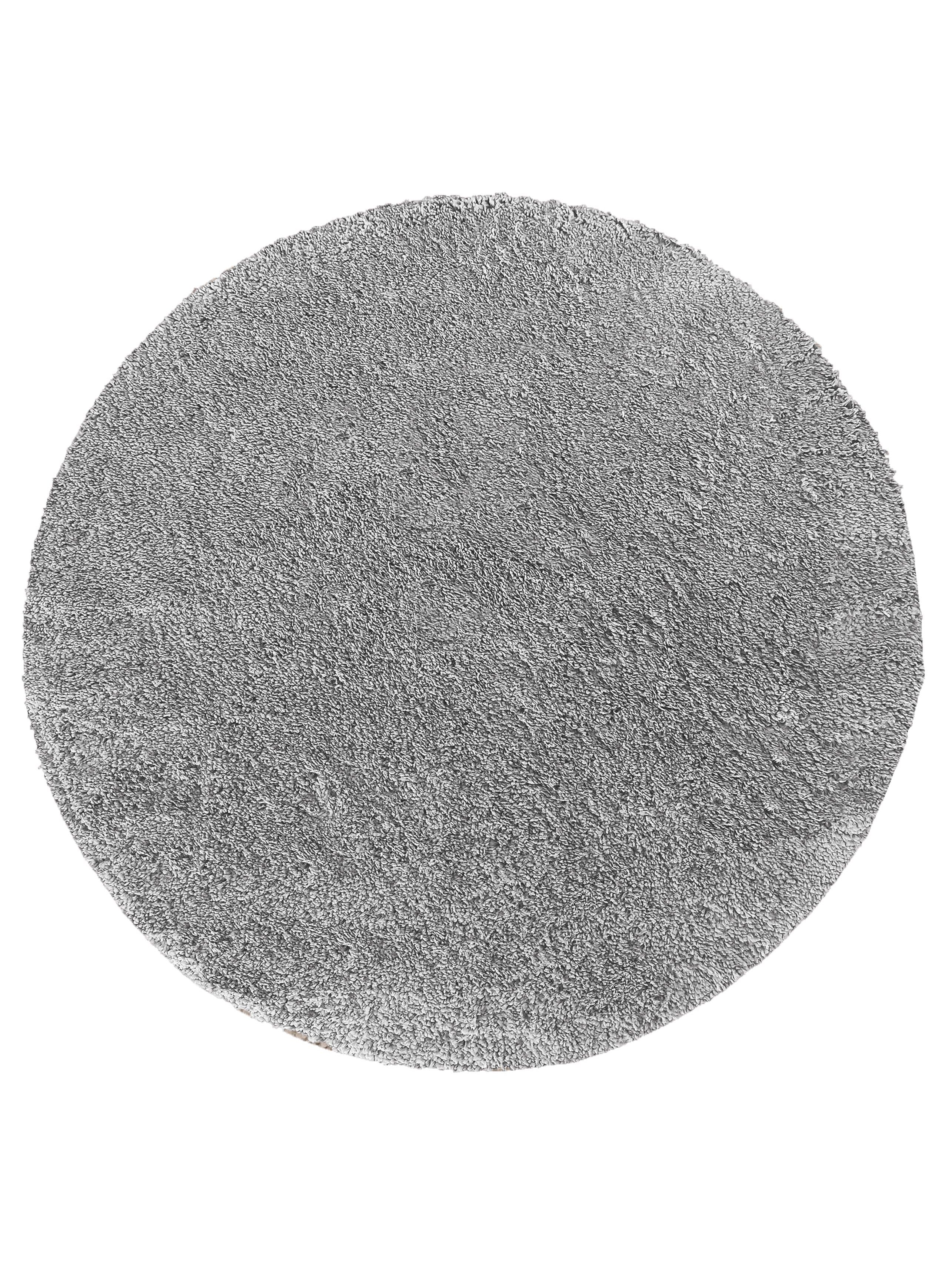 Tapis rond gris clair à poils longs, dont la texture douce évoque une fourrure épaisse et moelleuse