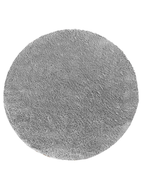 Tapis rond gris clair à poils longs, dont la texture douce évoque une fourrure épaisse et moelleuse