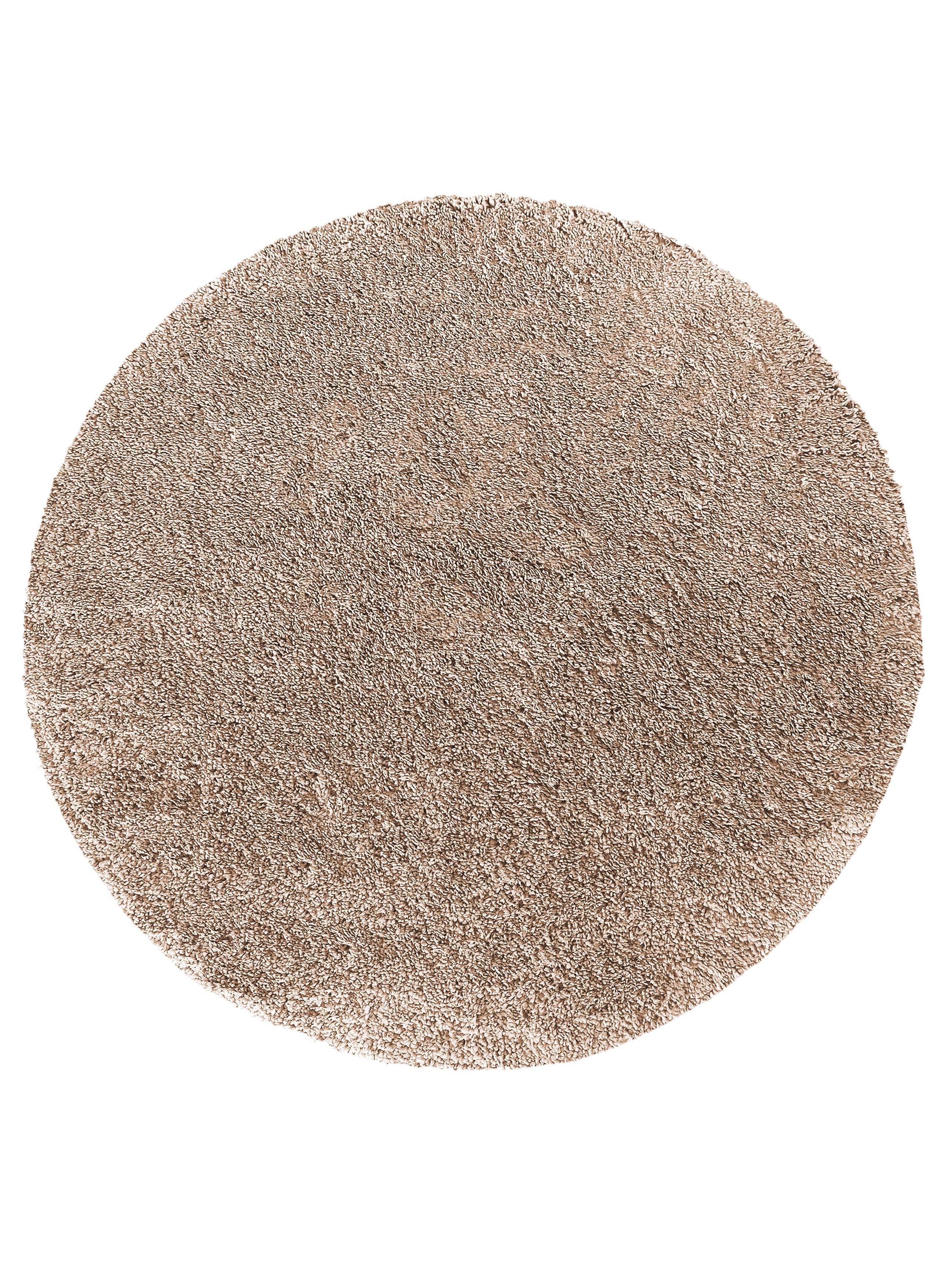 Tapis rond shaggy de couleur beige clair, avec une texture douce et dense à poils longs