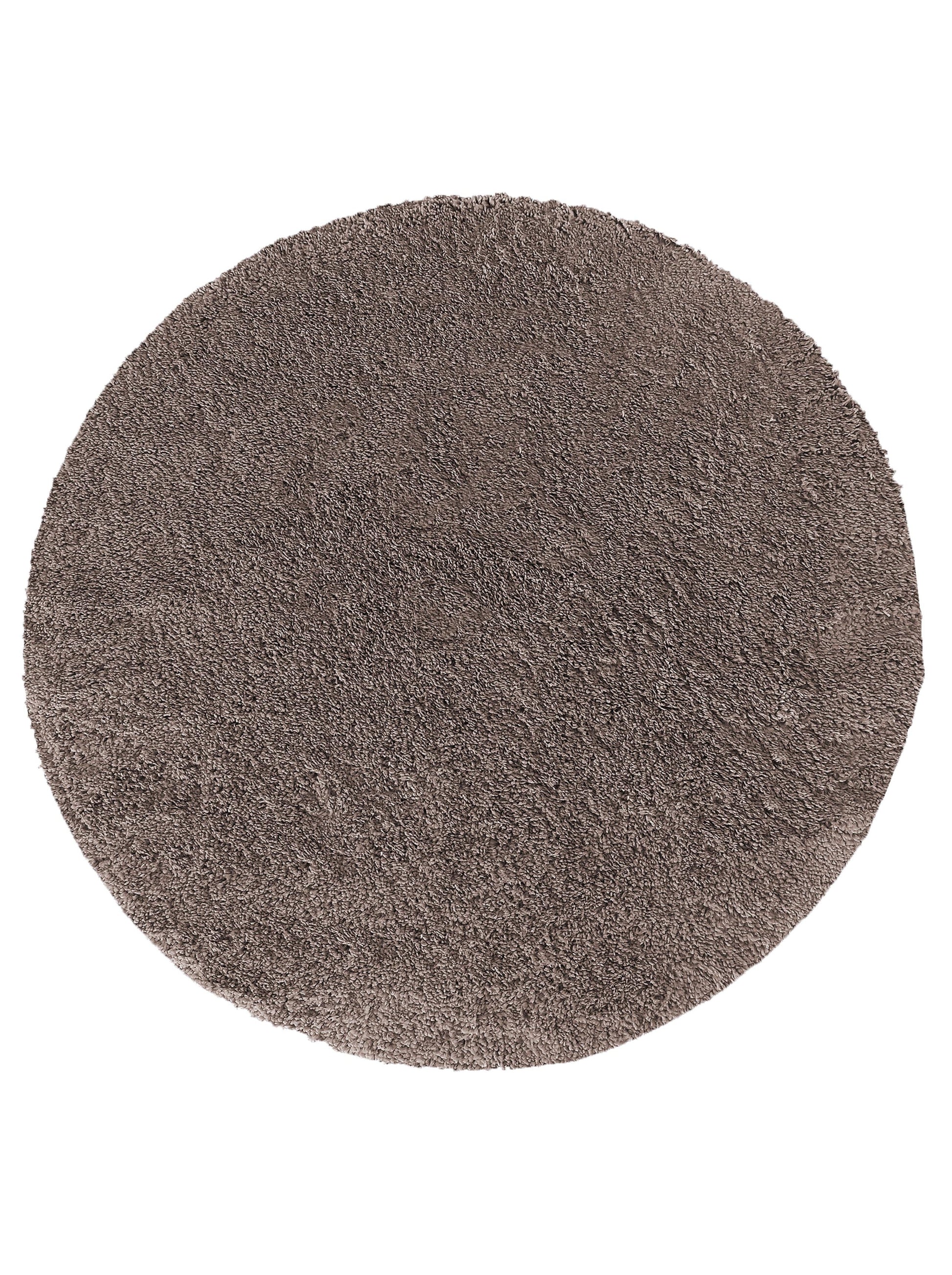 Tapis rond taupe avec une texture à poils longs et un aspect moelleux et uniforme