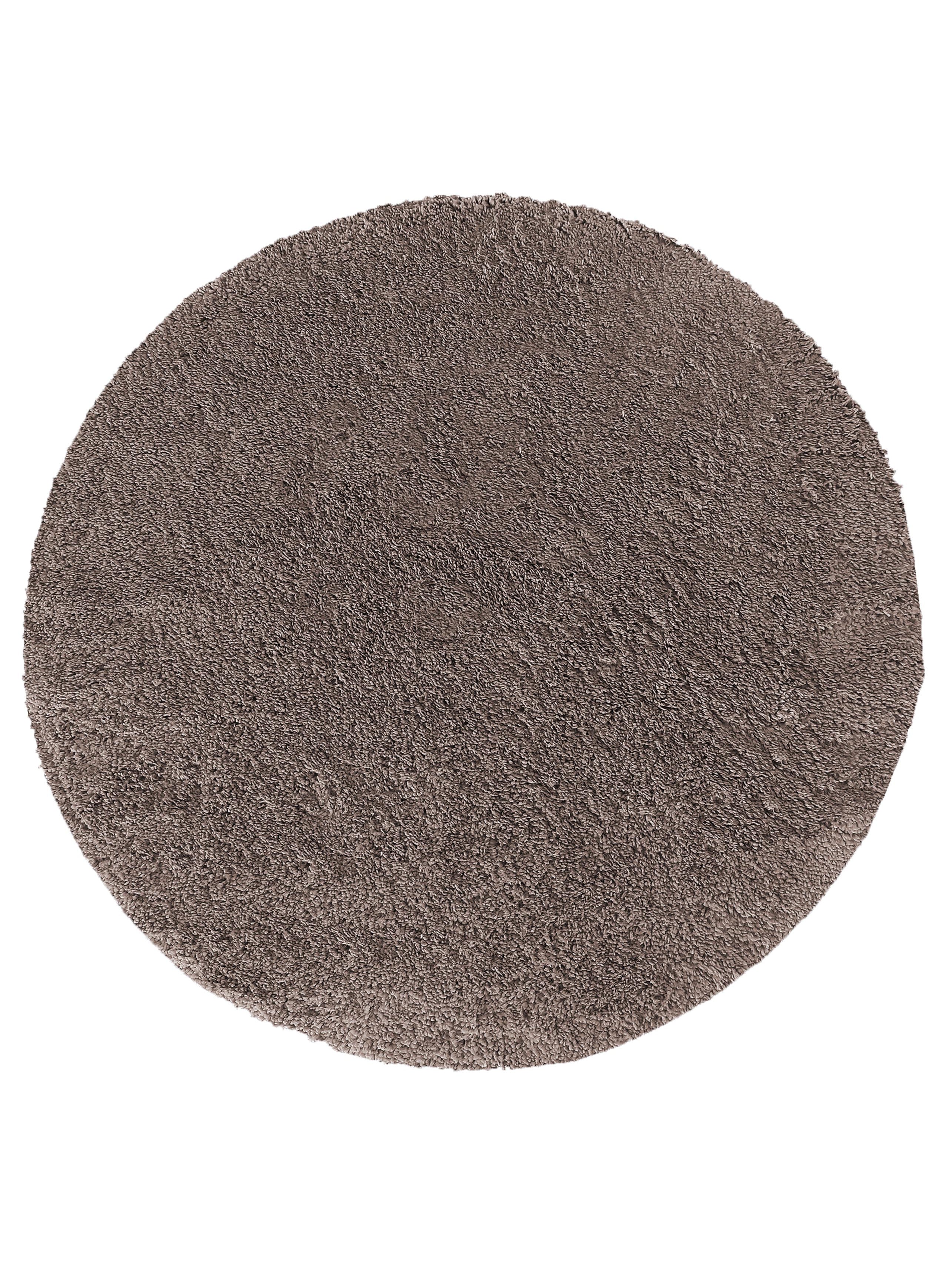 Tapis rond taupe avec une texture à poils longs et un aspect moelleux et uniforme