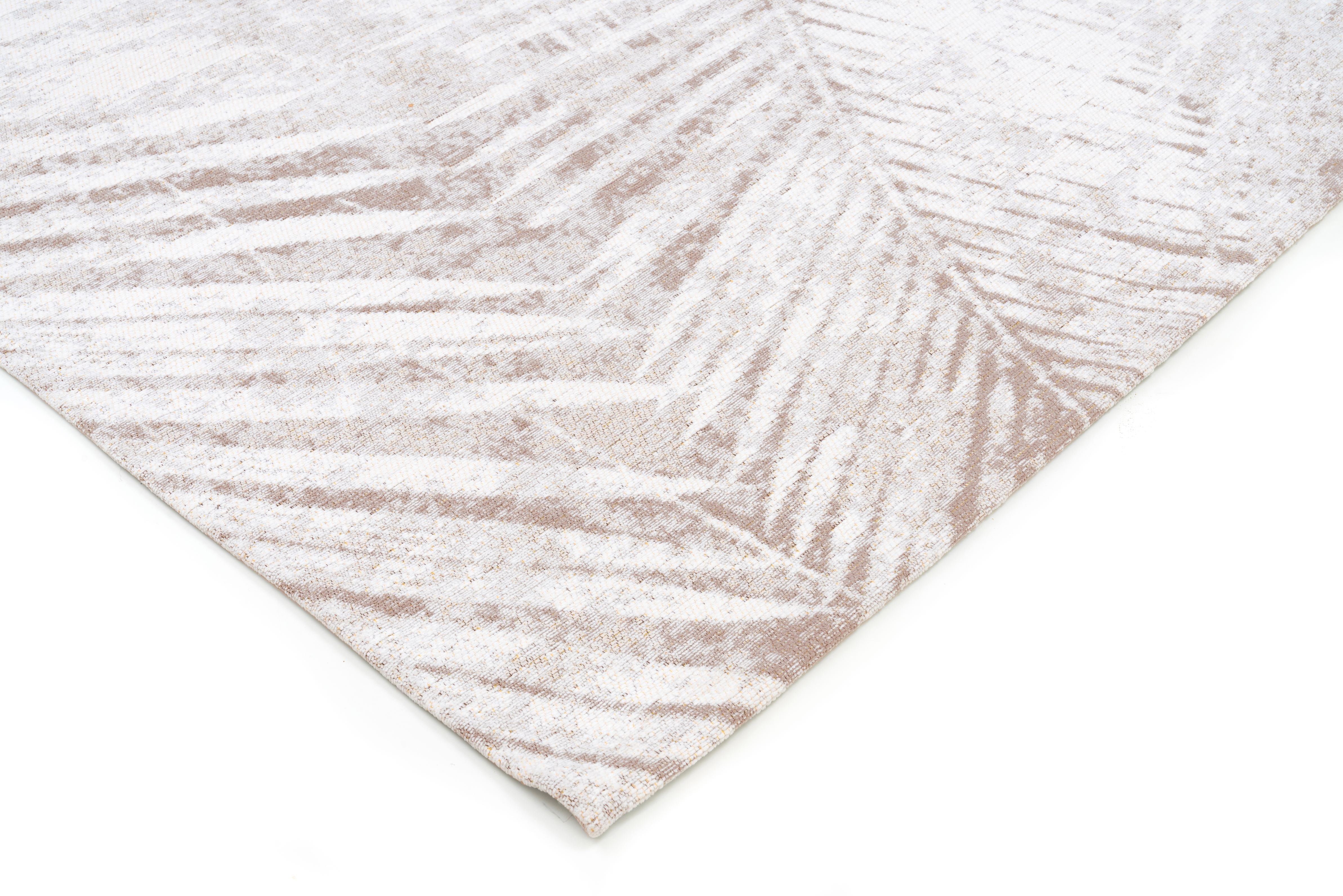 Tapis rectangulaire beige avec motif de feuilles. Finition de qualité, couleurs douces. Ambiance naturelle