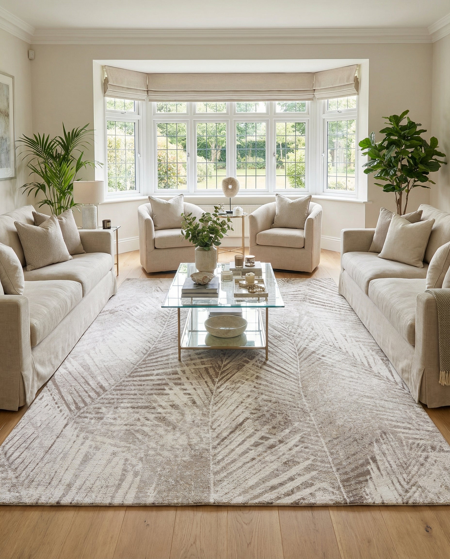 Tapis rectangulaire beige clair, motif feuilles, dans un salon. Il adoucit l'ambiance et lie les éléments