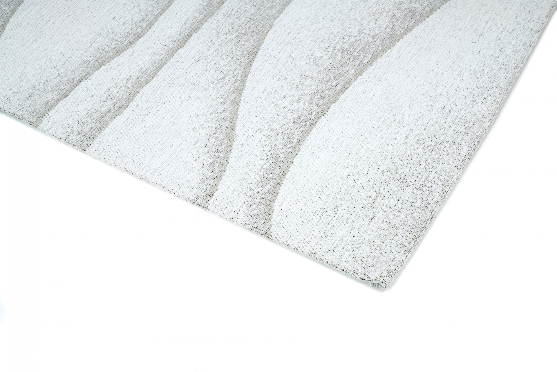 Tapis rectangulaire aux motifs ondulés. Finition de qualité, couleurs beige et blanc cassé, ambiance douce et épurée