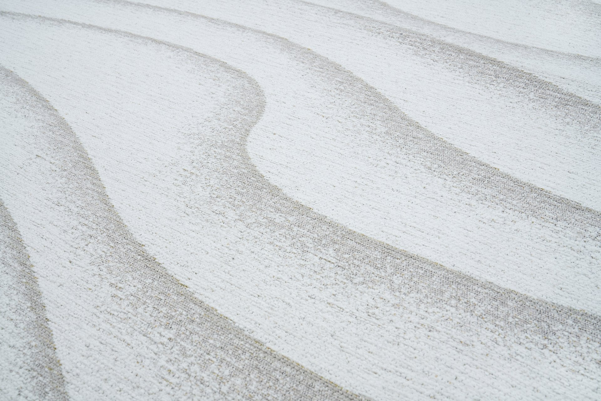Gros plan sur un tapis lavable scandinave beige Gobi, révélant la texture de ses fibres ondulées et son design épuré.