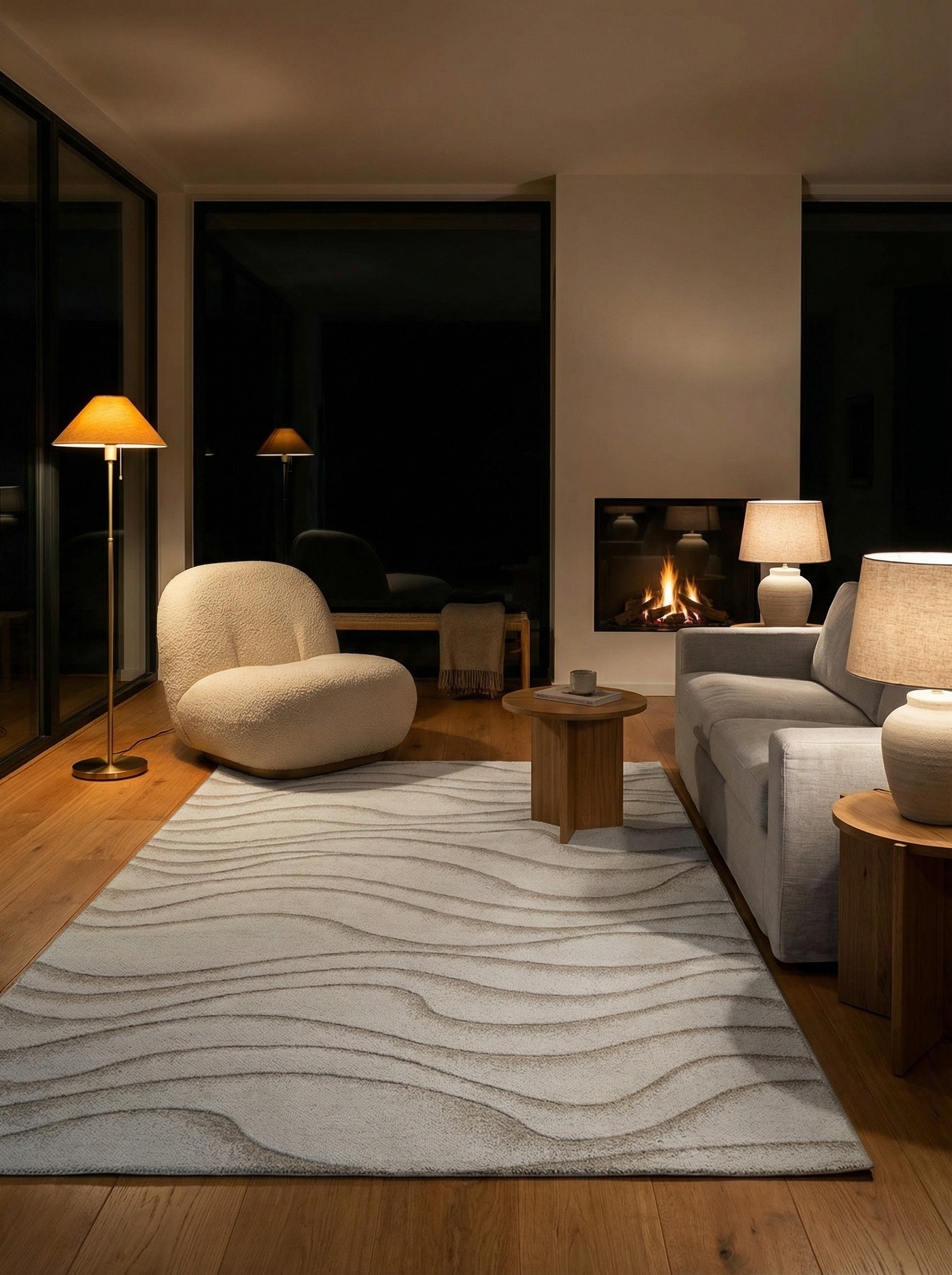 Tapis rectangulaire beige clair, motifs ondulés. Éclairage doux, ambiance chaleureuse dans la pièce