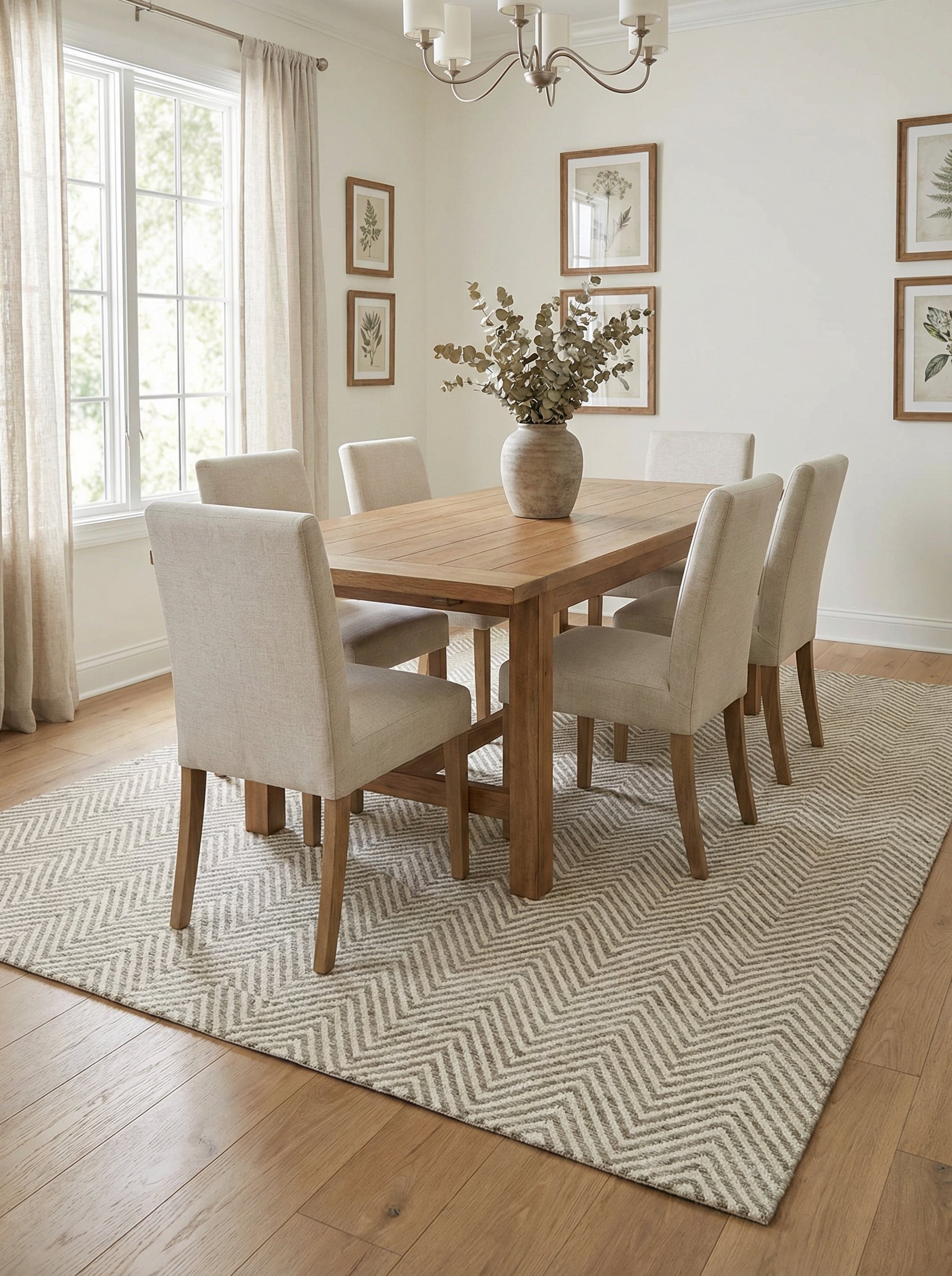 Tapis rectangulaire beige sous la table à manger, définissant l'espace repas, ambiance conviviale
