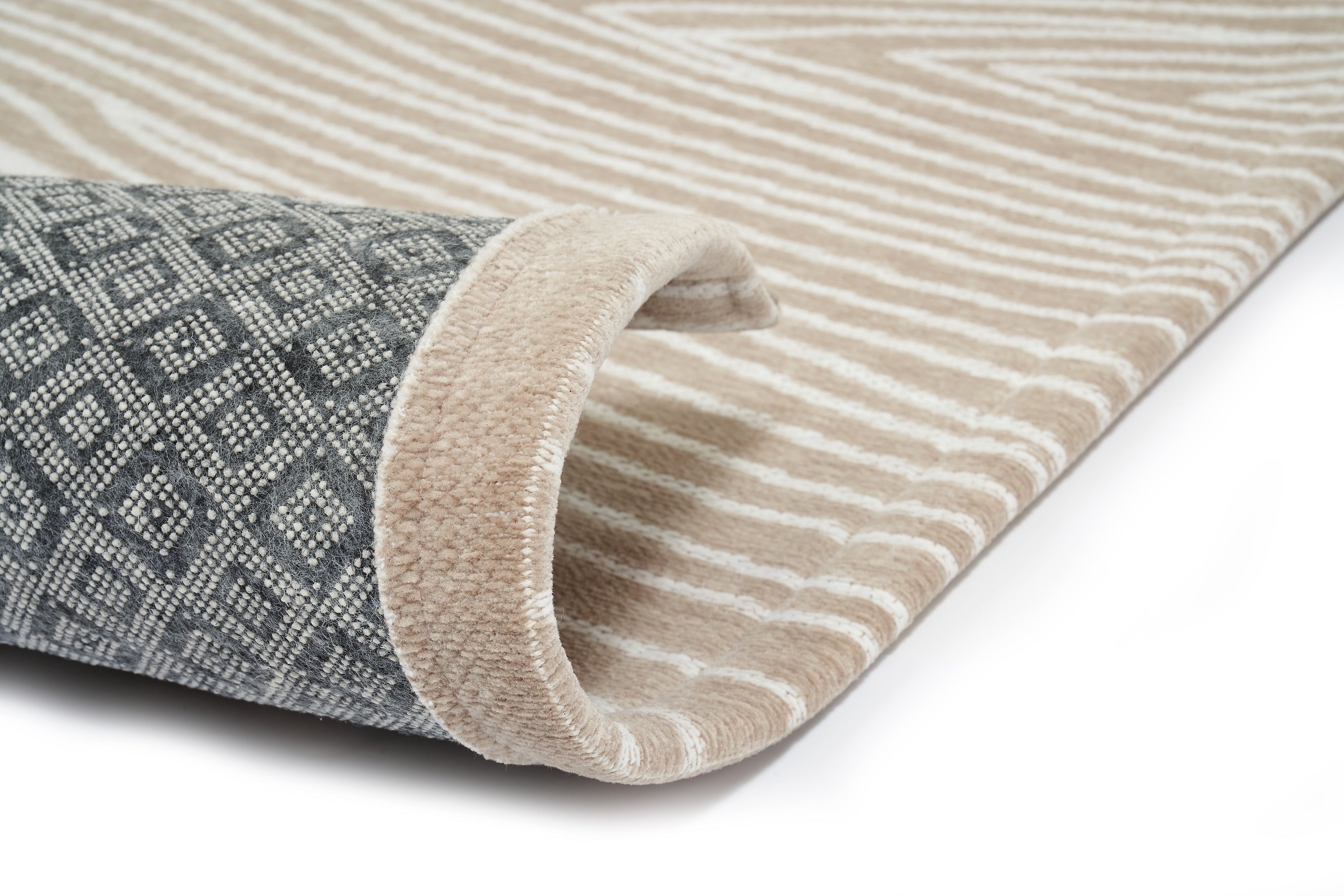 Bordure de tapis beige clair et gris foncé, finition douce et soignée. Tapis à motifs géométriques, ambiance chaleureuse