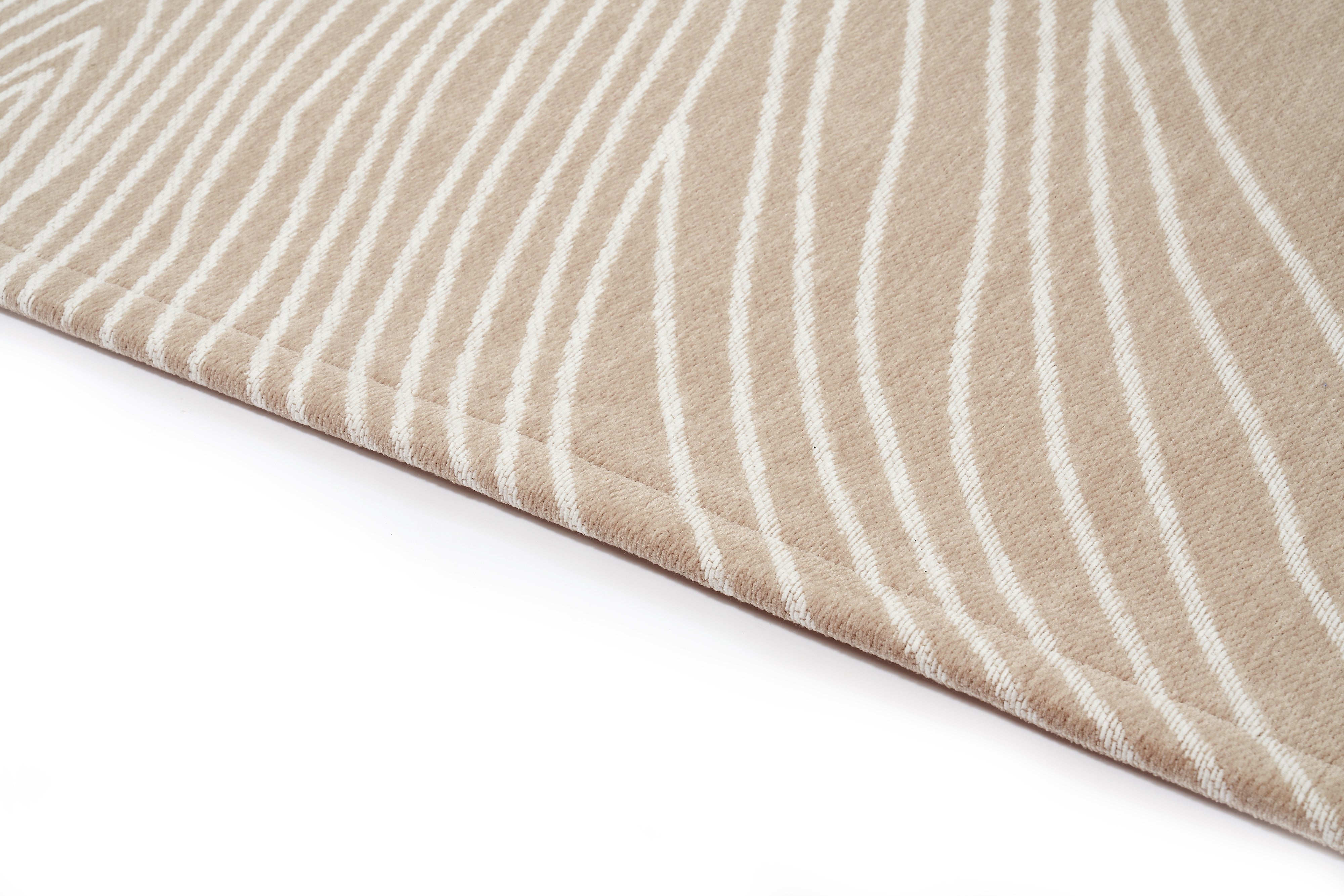 Gros plan sur un tapis beige lavable de style scandinave, révélant la texture avec des rayures blanches diagonales.