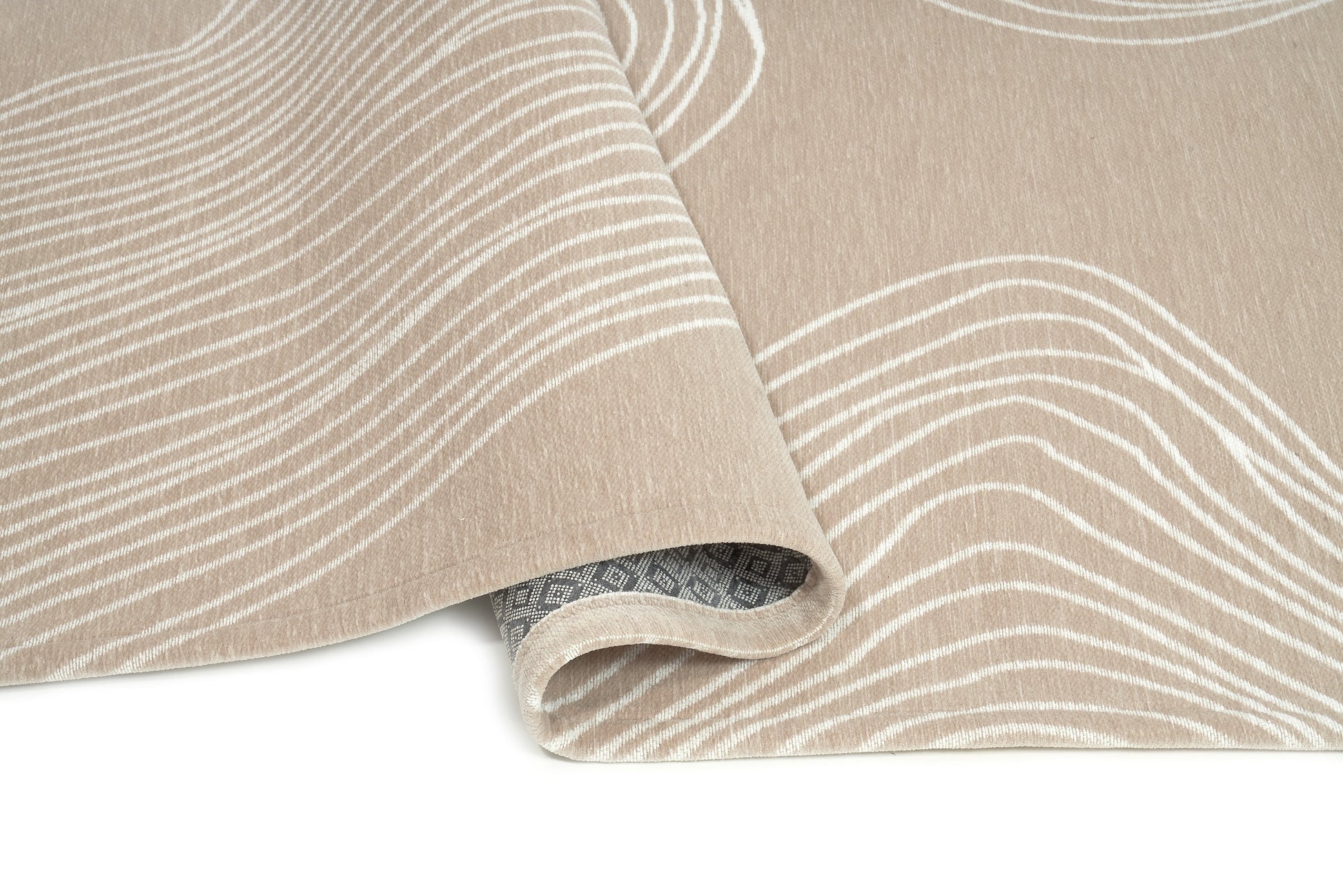 Tapis rectangulaire beige à motifs ondulés blancs. Apparence dense, moelleuse, pour un confort visuel